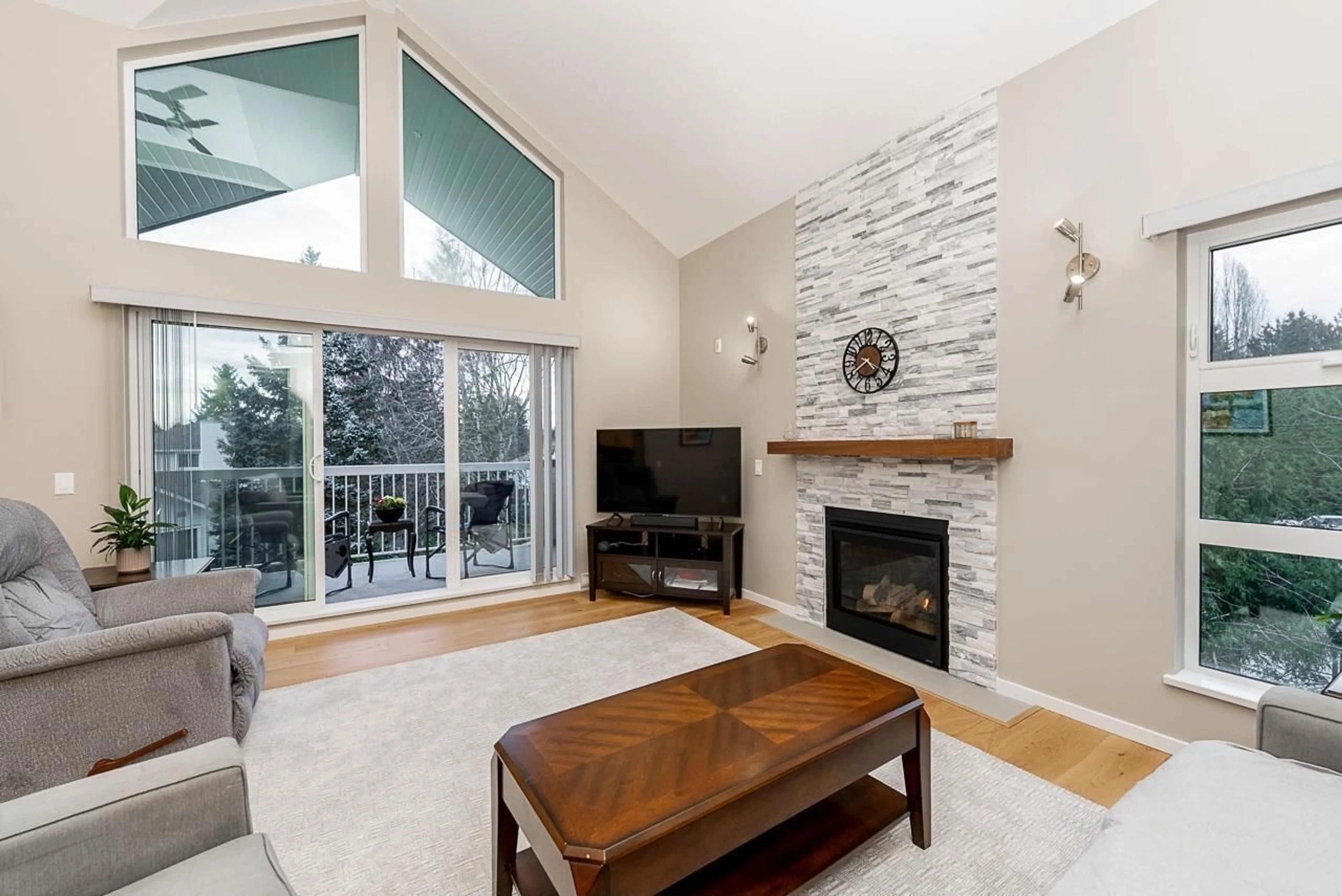 Living room with furniture, unknown for 302 - 13911 70 AVENUE, Surrey British Columbia V3W6B4