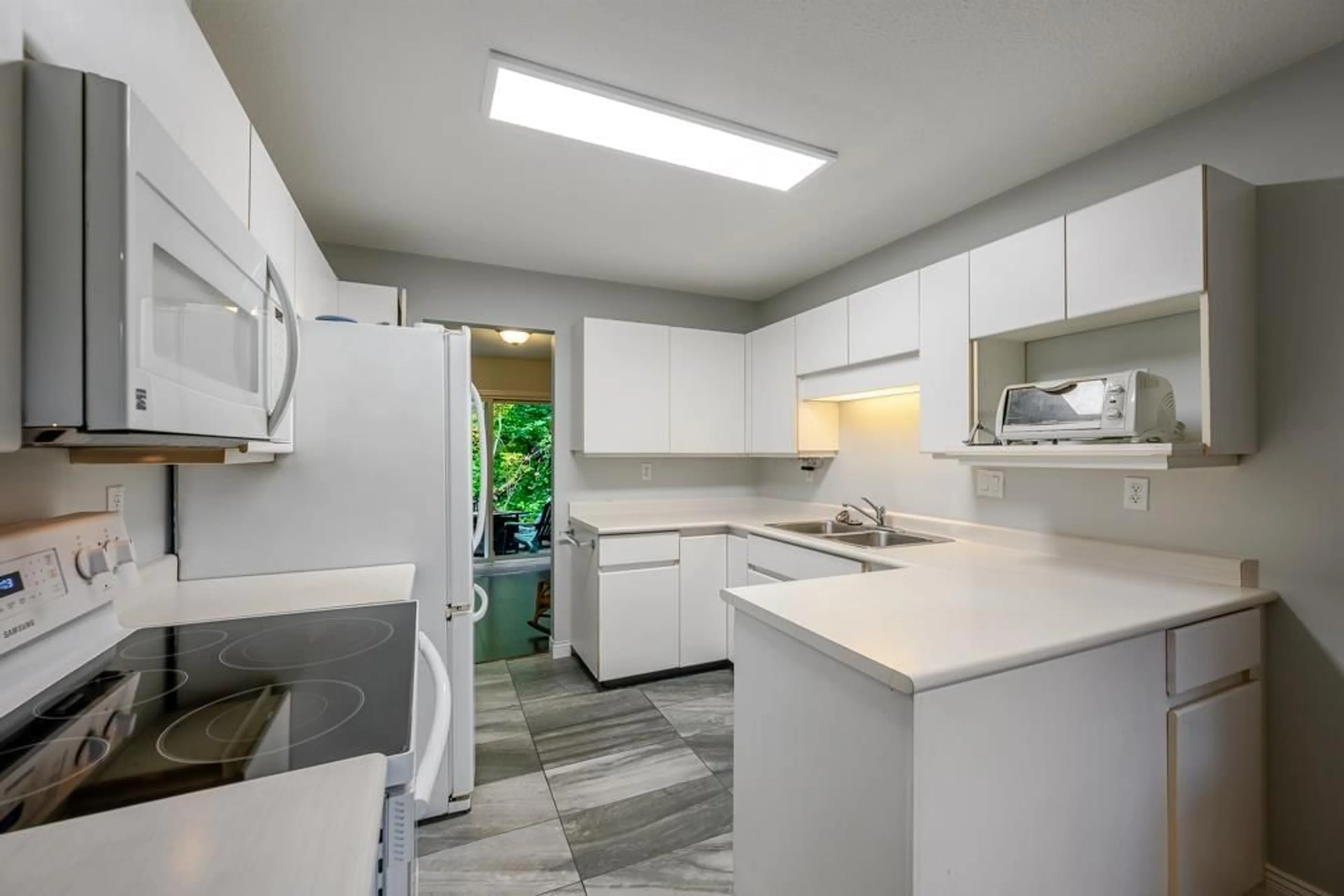 Standard kitchen, ceramic/tile floor for 112 - 10250 155A STREET, Surrey British Columbia V3R4K5