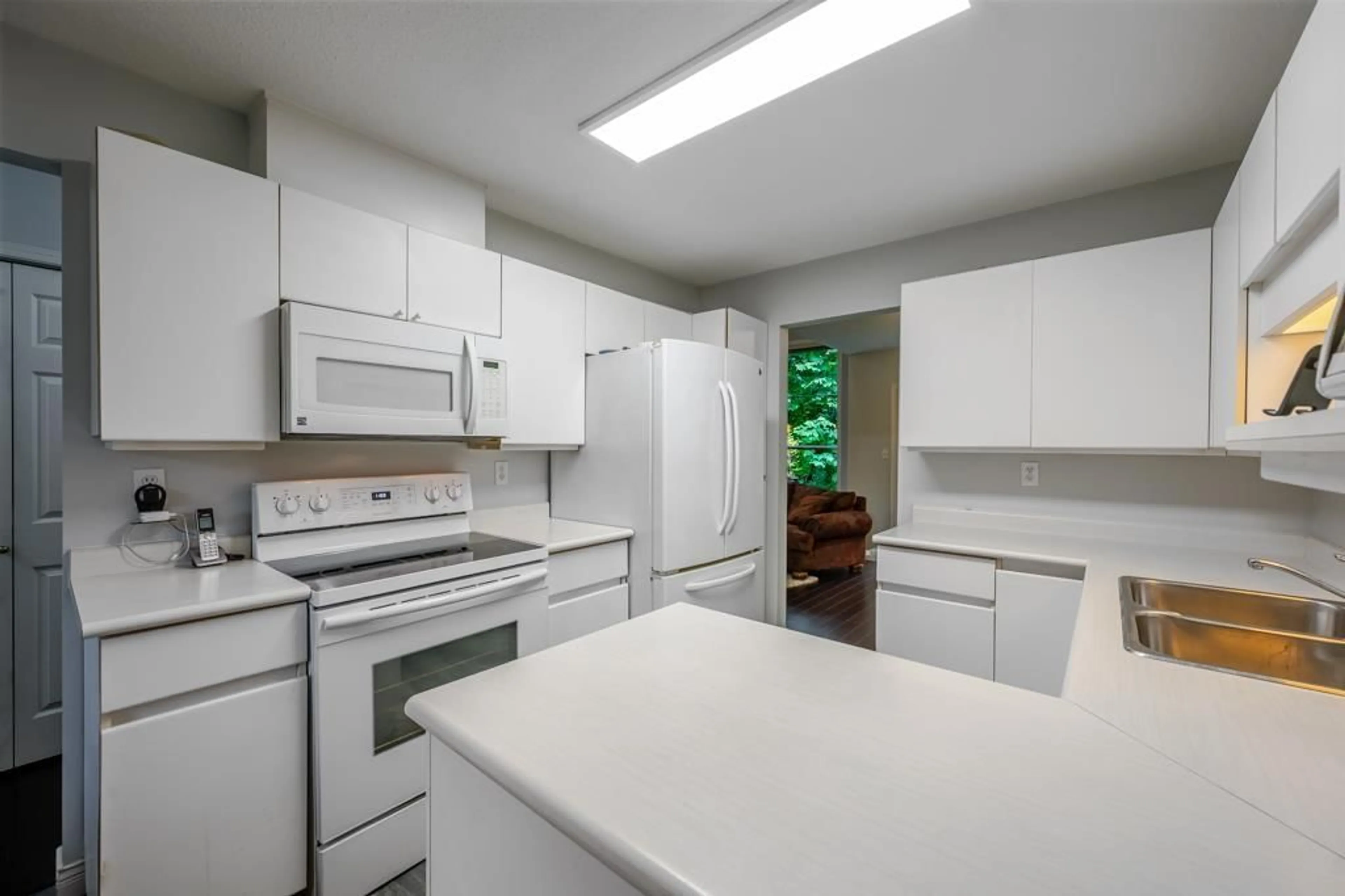 Standard kitchen, unknown for 112 - 10250 155A STREET, Surrey British Columbia V3R4K5
