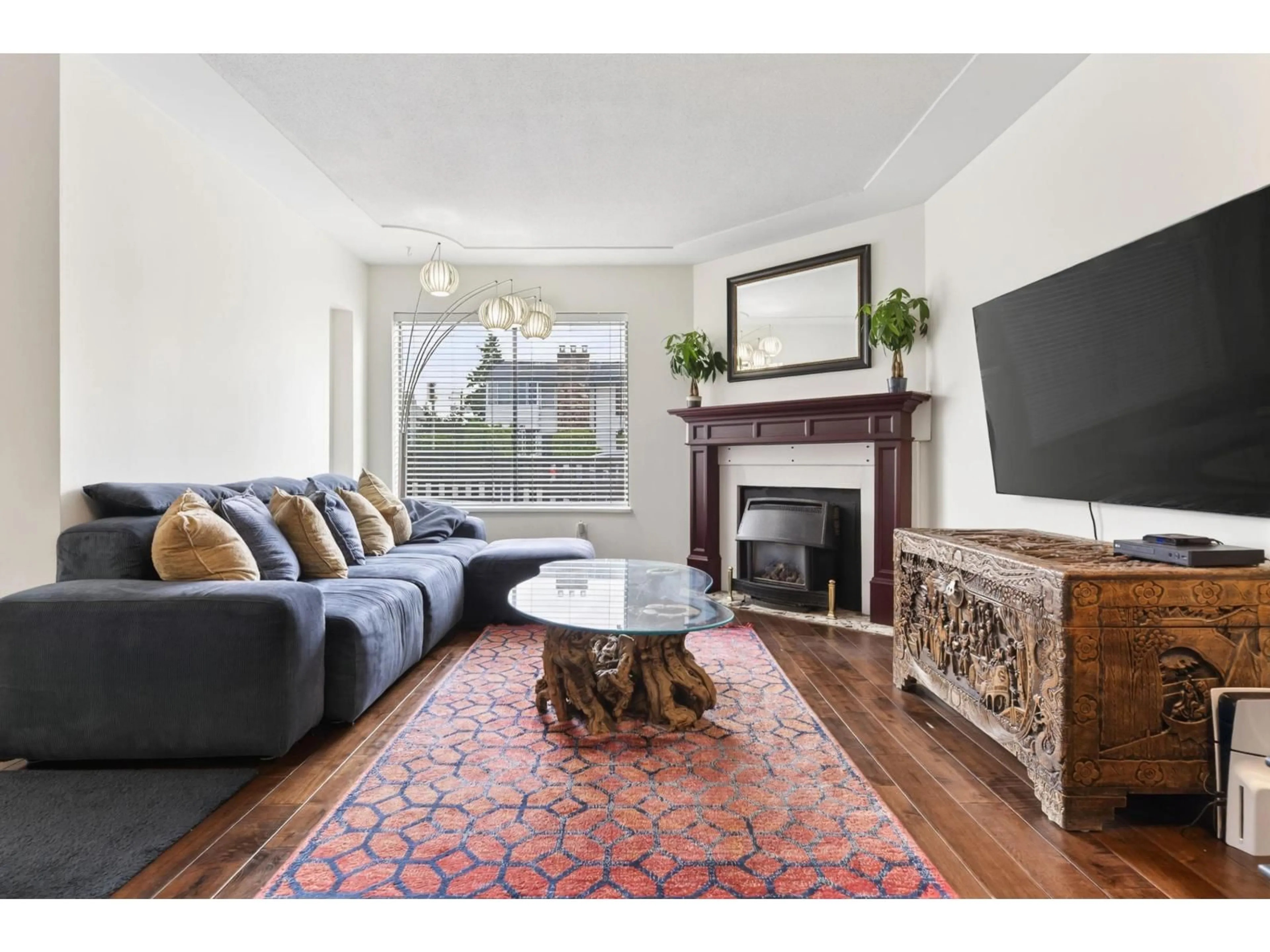 Living room with furniture, wood/laminate floor for 102 - 1424 MARTIN STREET, White Rock British Columbia V4B3W7