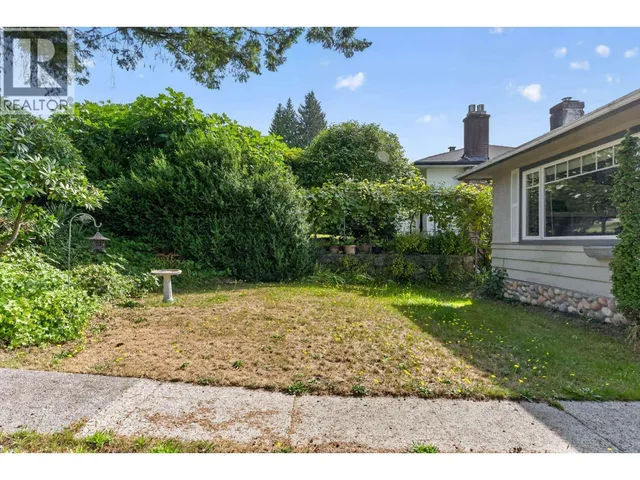 341 24TH STREET, North Vancouver 2