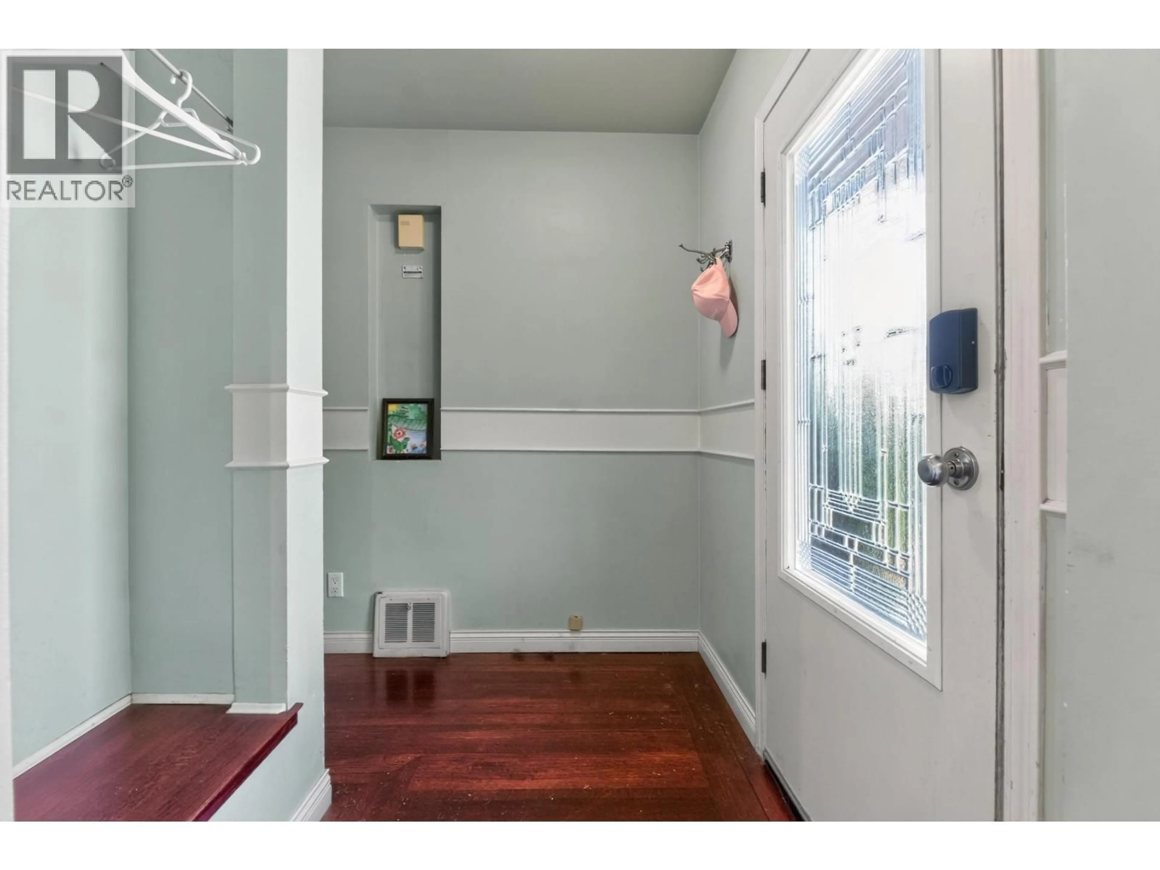 Indoor entryway for 341 24TH STREET, North Vancouver British Columbia V7M2C7
