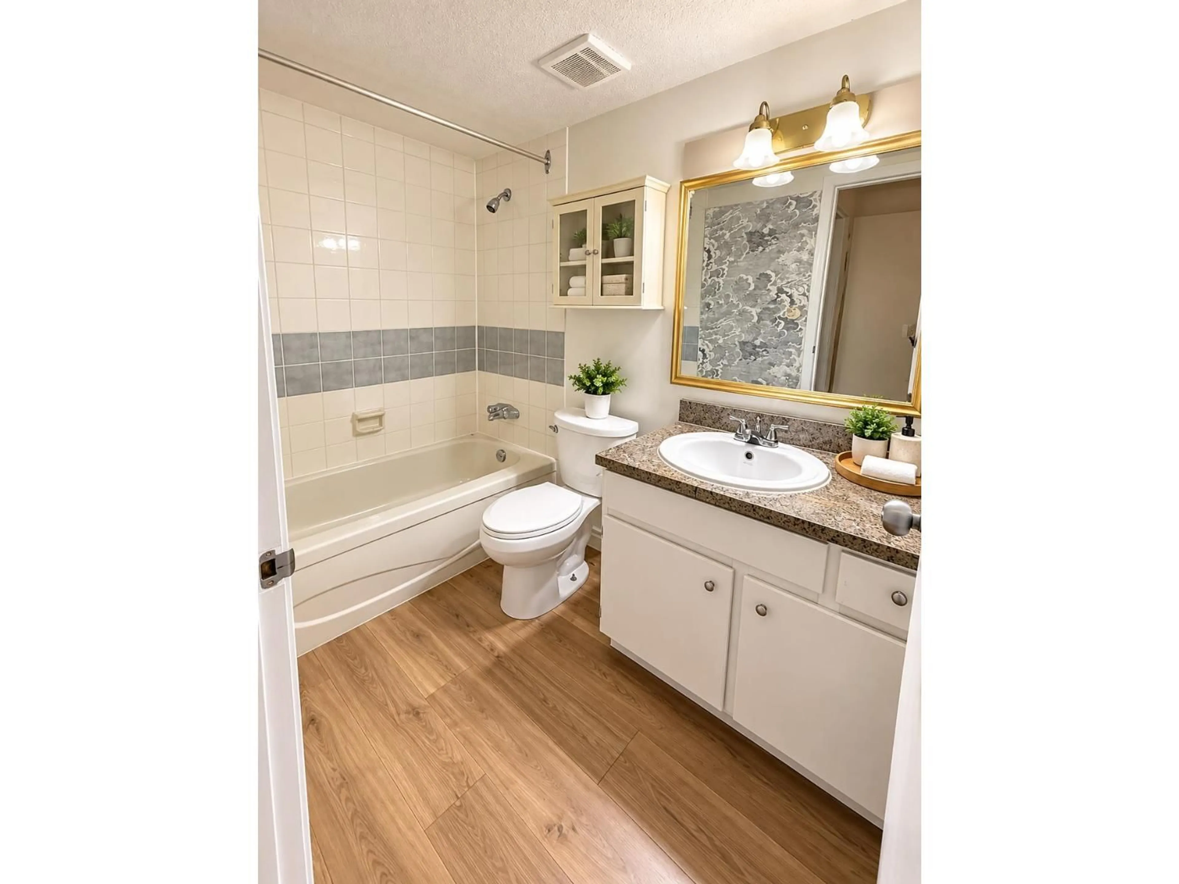 Standard bathroom, unknown for 107 - 10468 148TH STREET, Surrey British Columbia V3R8T1