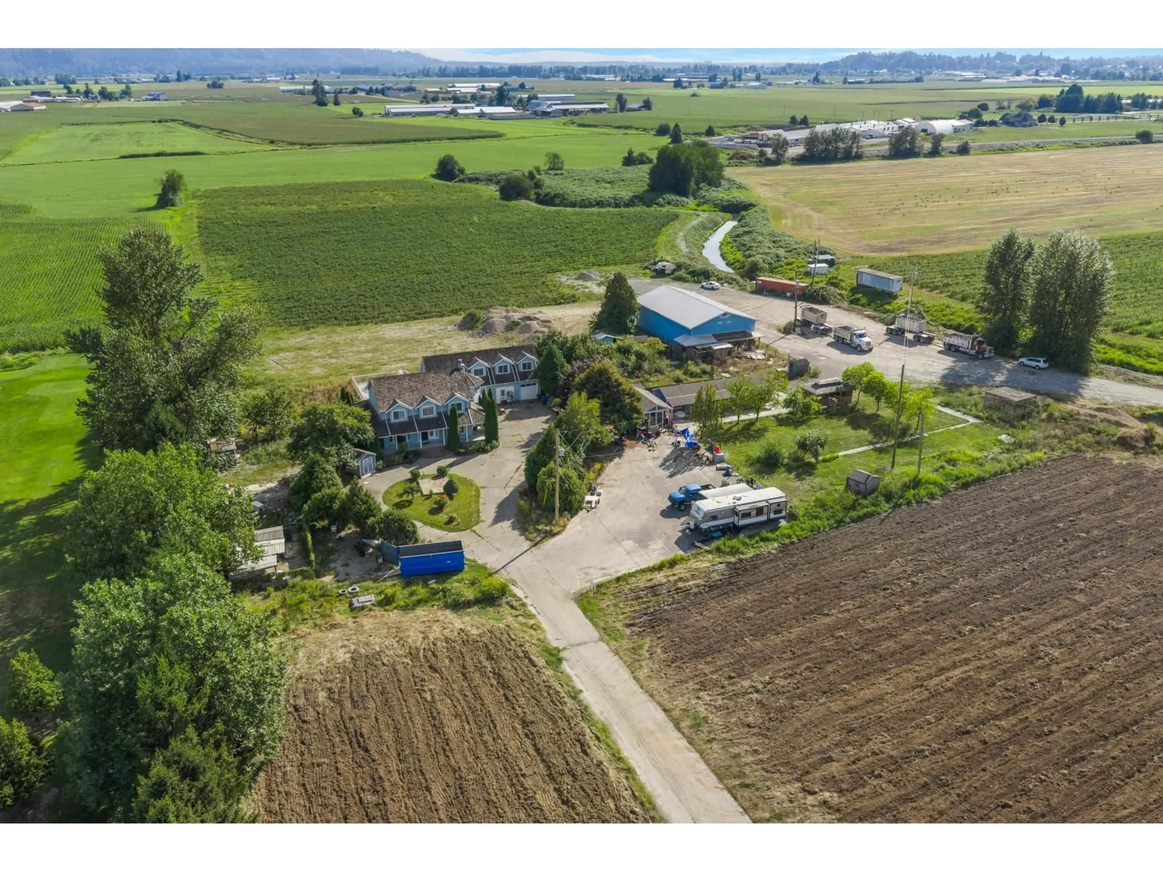 A pic from outside/outdoor area/front of a property/back of a property/a pic from drone, building for 35826 SOUTH PARALLEL ROAD, Abbotsford British Columbia V3G2K4