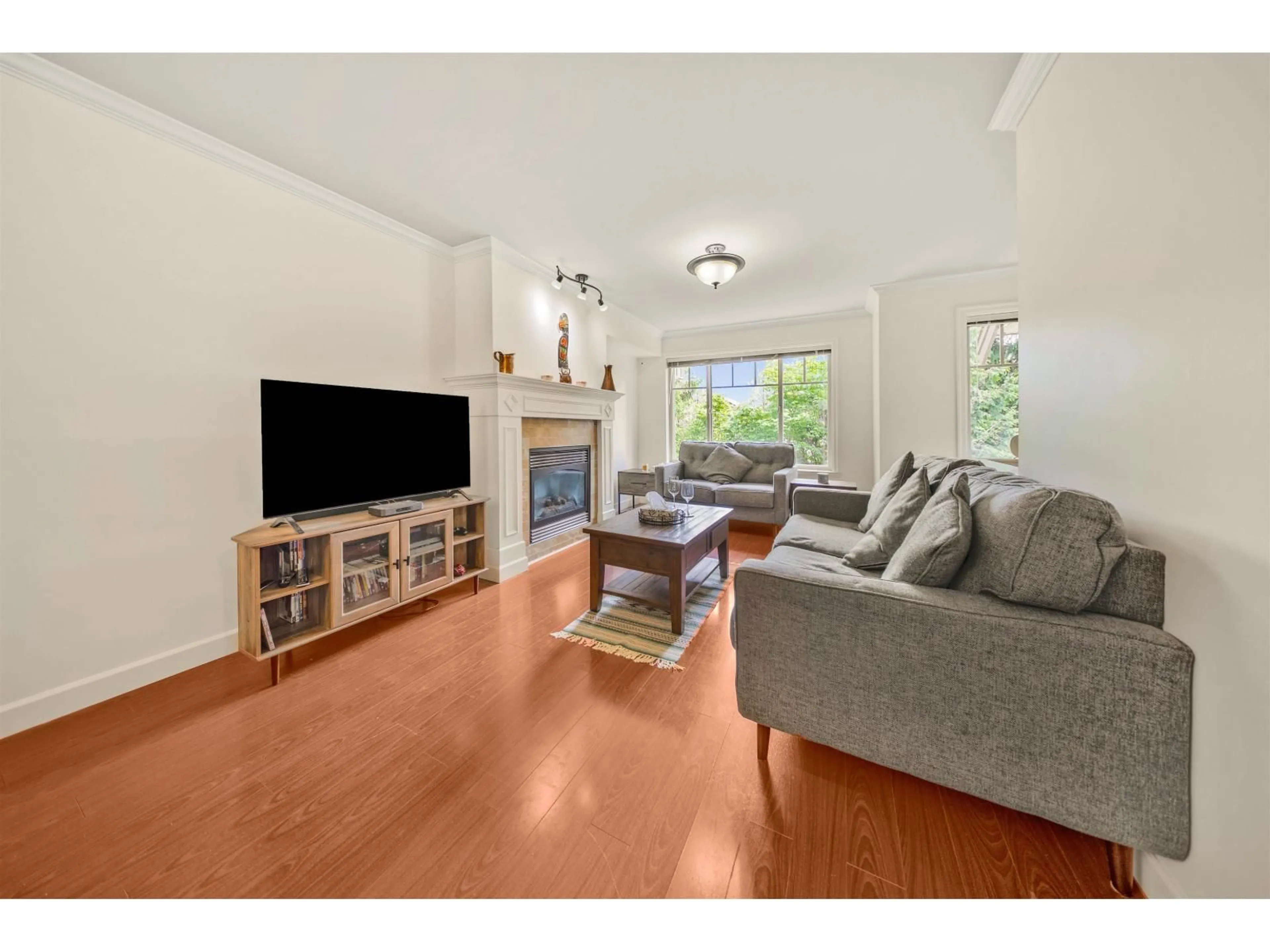 Living room with furniture, wood/laminate floor for 22 - 6238 192 STREET, Surrey British Columbia V3S0S2