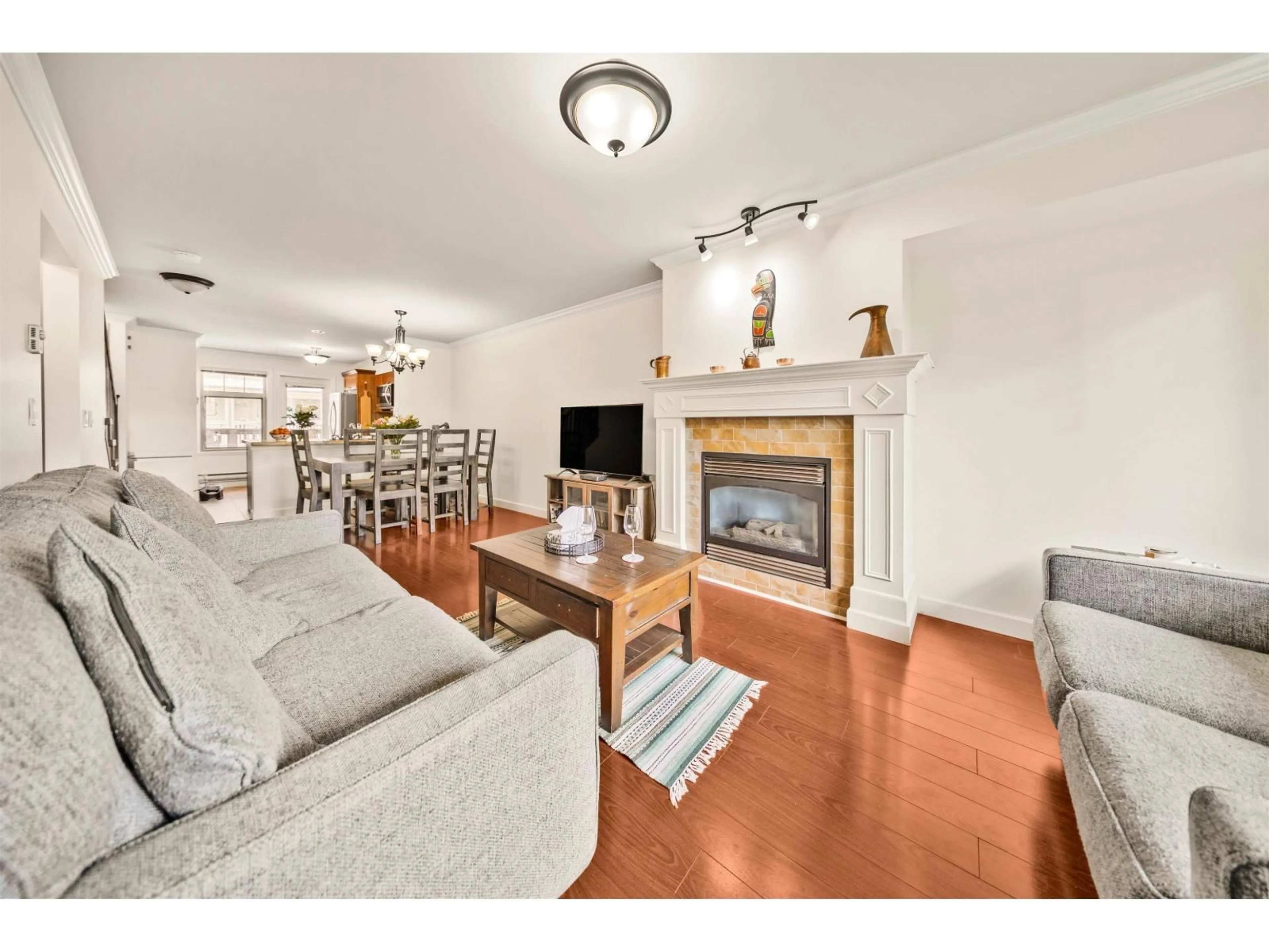 Living room with furniture, wood/laminate floor for 22 - 6238 192 STREET, Surrey British Columbia V3S0S2