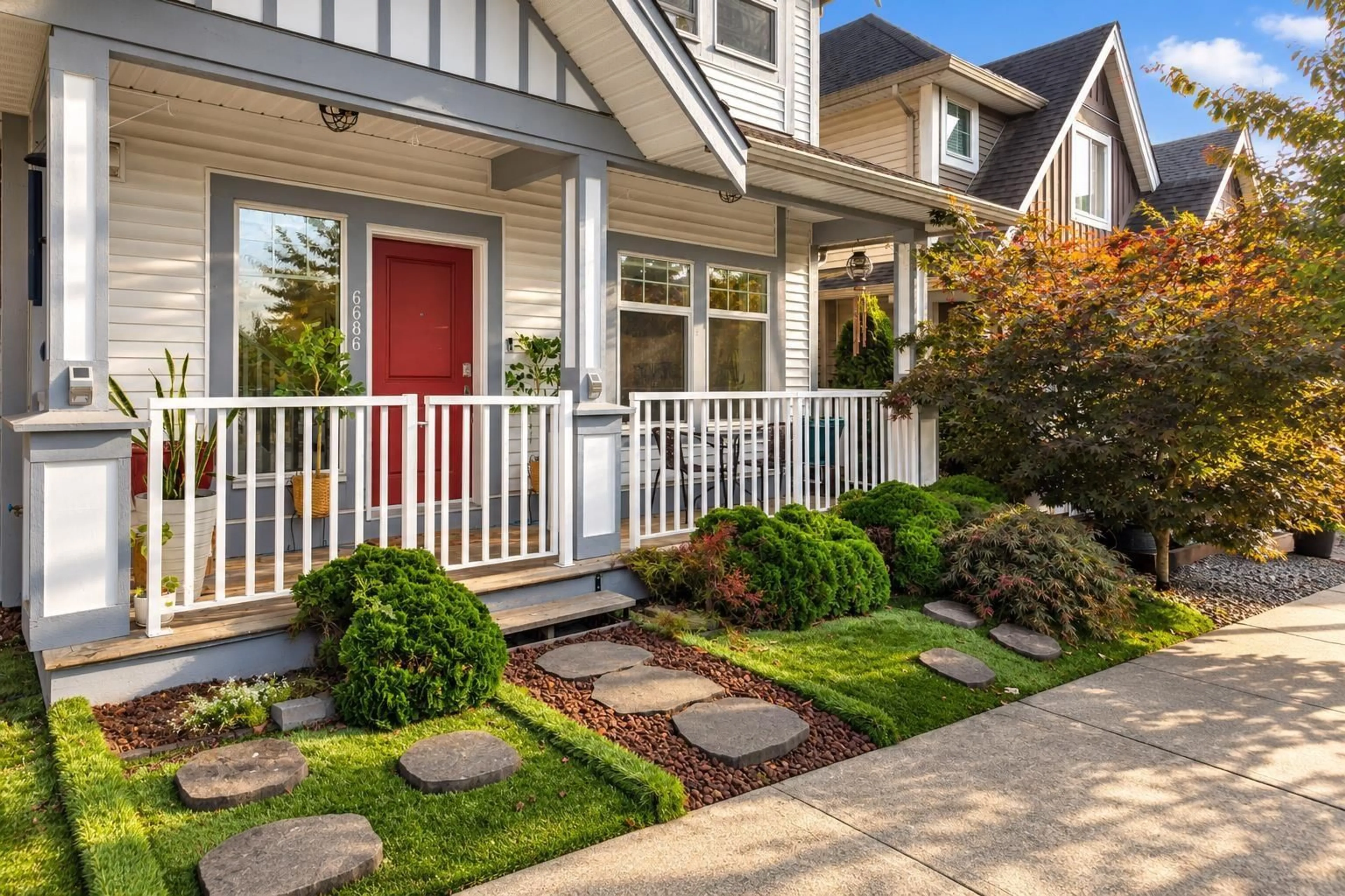 Home with vinyl exterior material, street for 6686 192 STREET, Surrey British Columbia V4N5X3