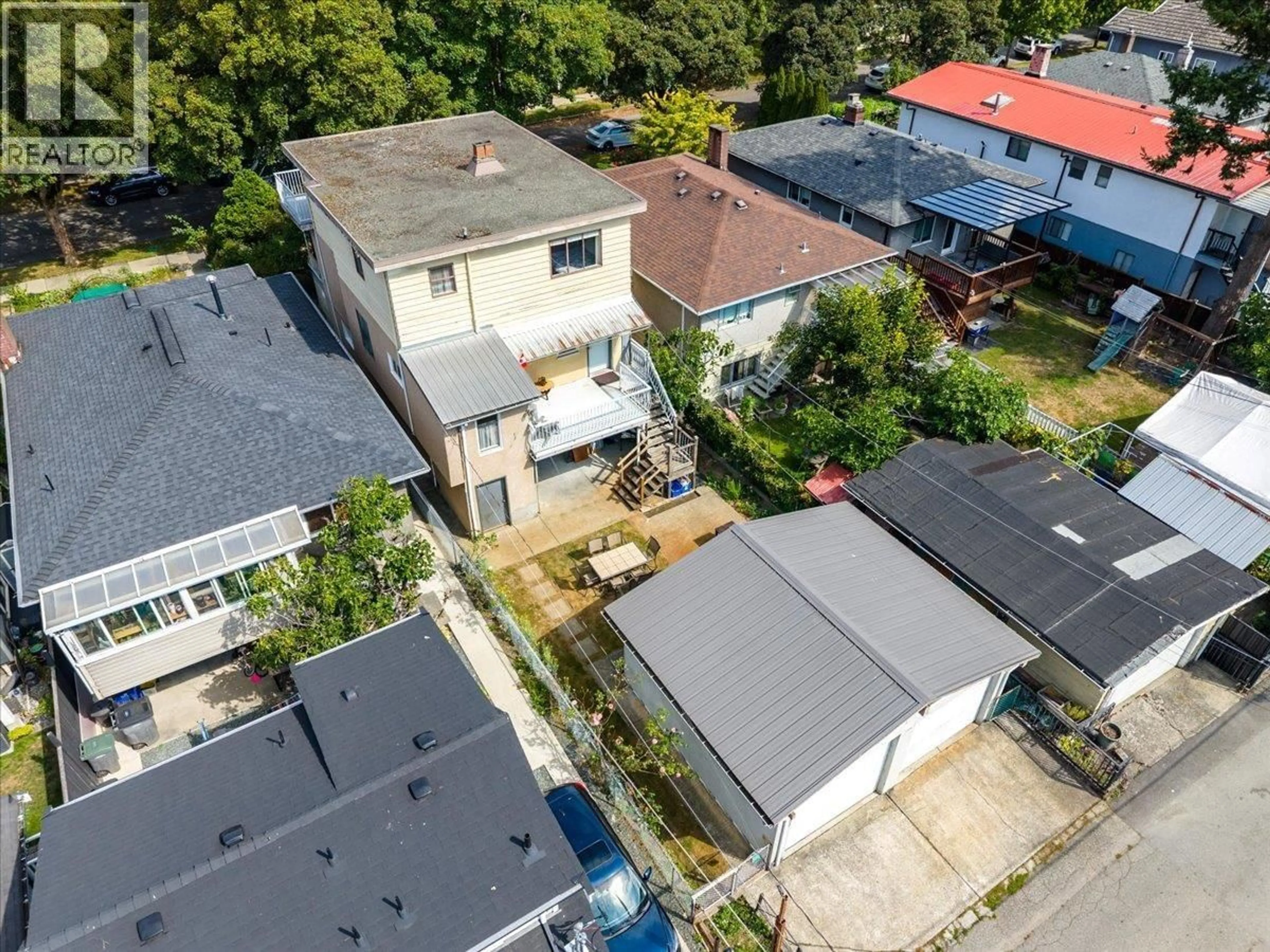 A pic from outside/outdoor area/front of a property/back of a property/a pic from drone, street for 2206 8TH AVENUE, Vancouver British Columbia V5N1V5