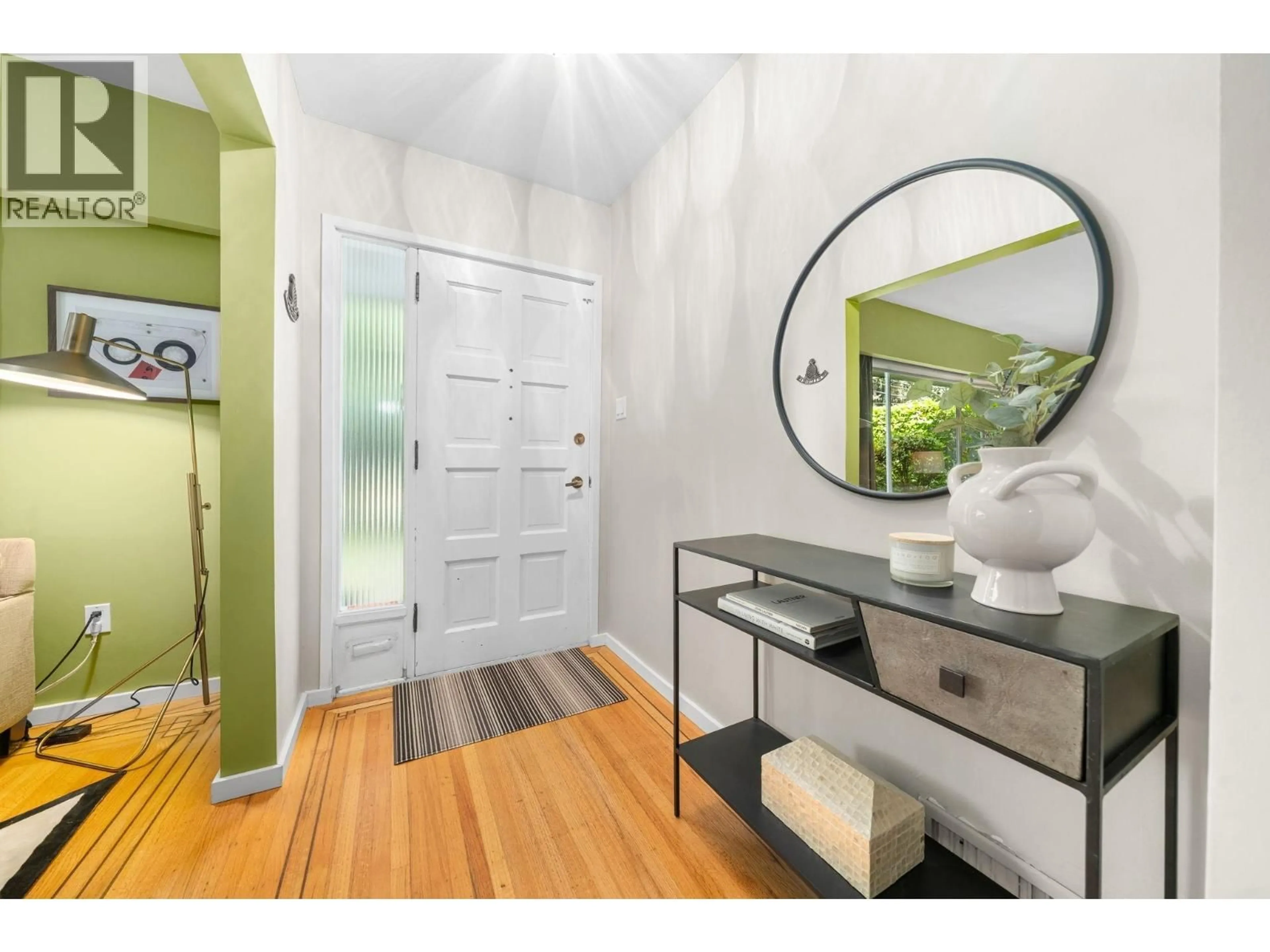 Indoor entryway for 2011 BRIDGMAN AVENUE, North Vancouver British Columbia V7P2T7