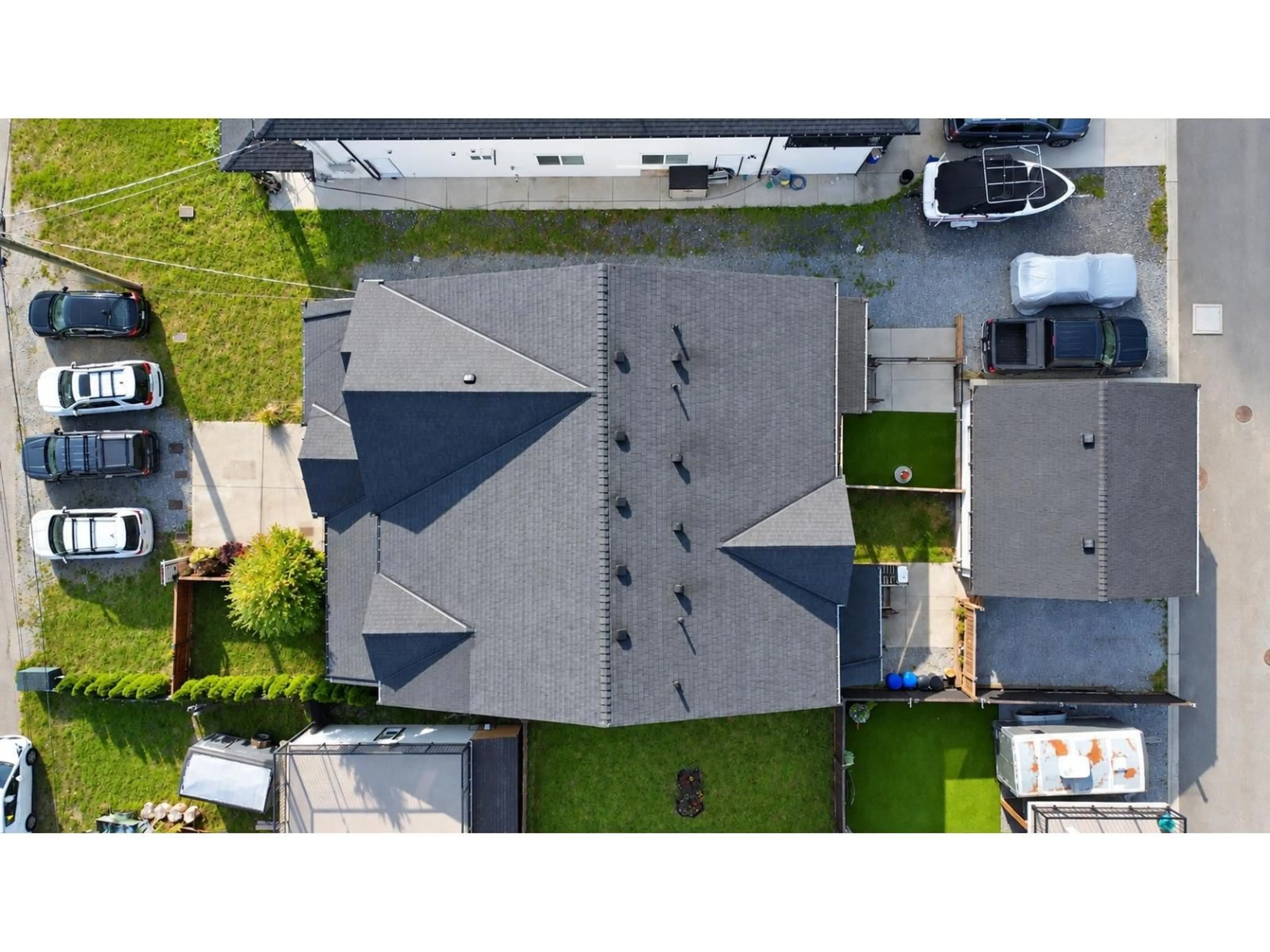 A pic from outside/outdoor area/front of a property/back of a property/a pic from drone, street for 33367 5TH AVENUE, Mission British Columbia V2V1W2