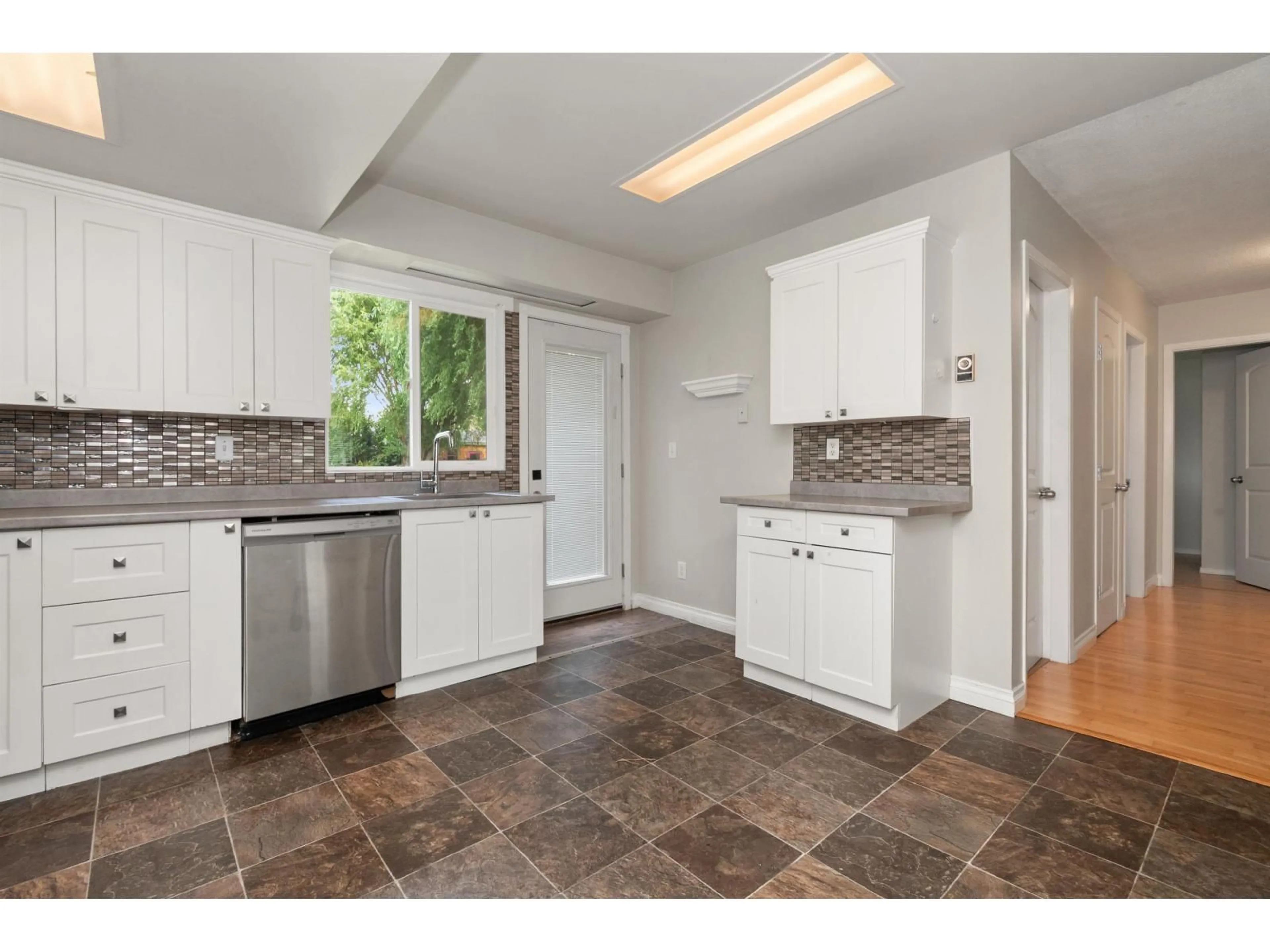 Standard kitchen, ceramic/tile floor for 41965 YARROW CENTRAL ROAD, Yarrow British Columbia V2R5E7