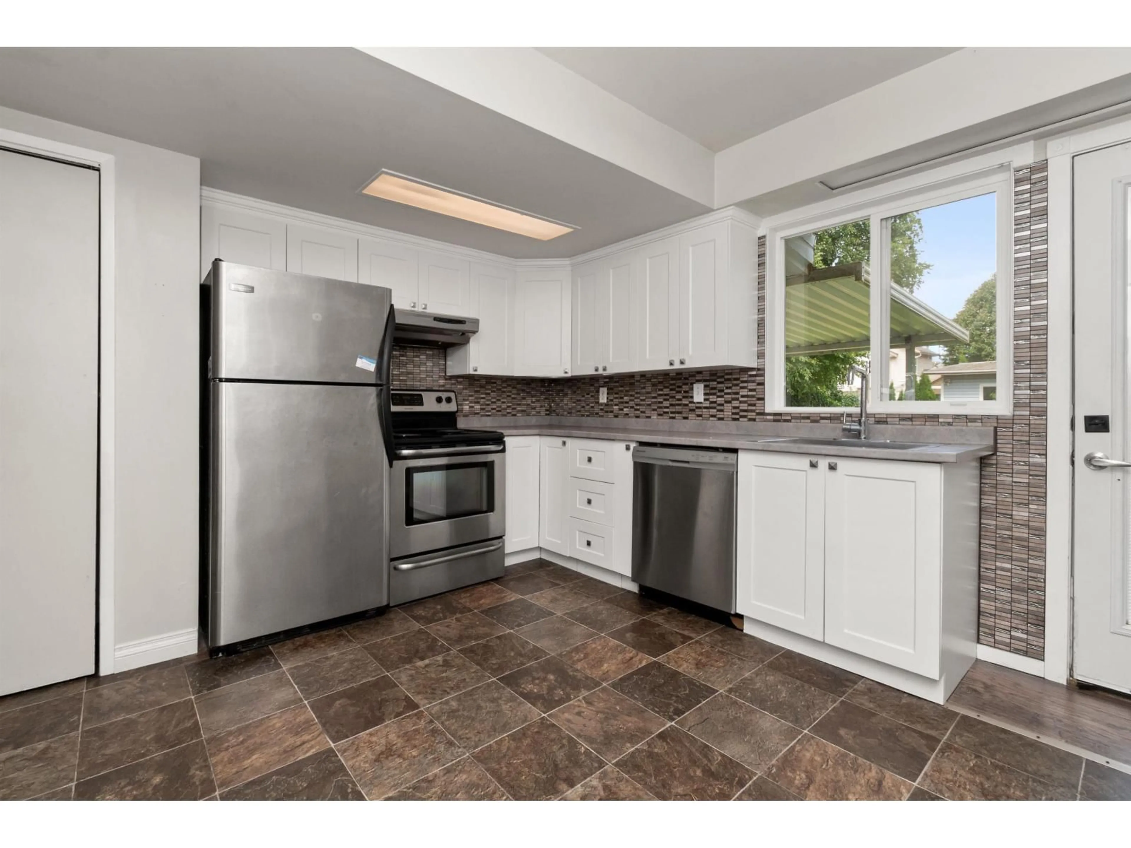 Standard kitchen, unknown for 41965 YARROW CENTRAL ROAD, Yarrow British Columbia V2R5E7