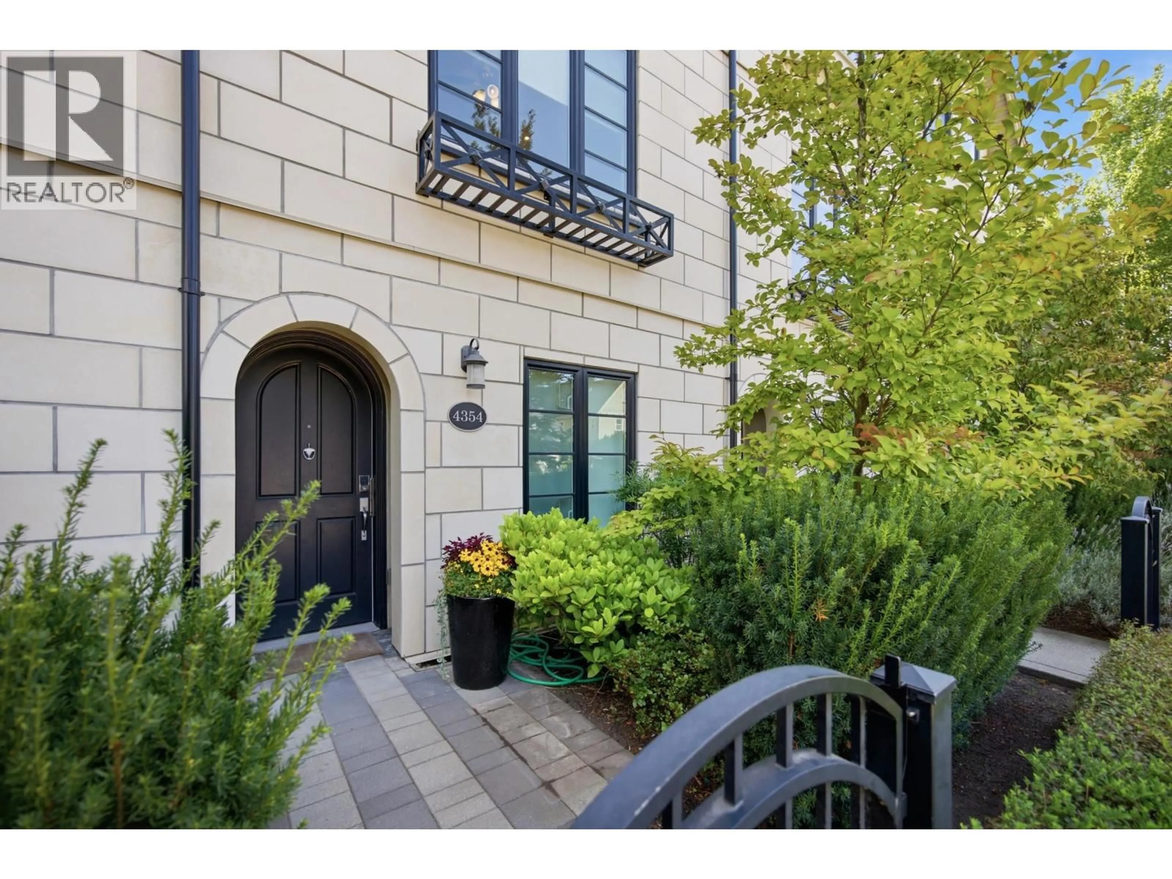 Indoor entryway for 4354 KNIGHT STREET, Vancouver British Columbia V5N3M5