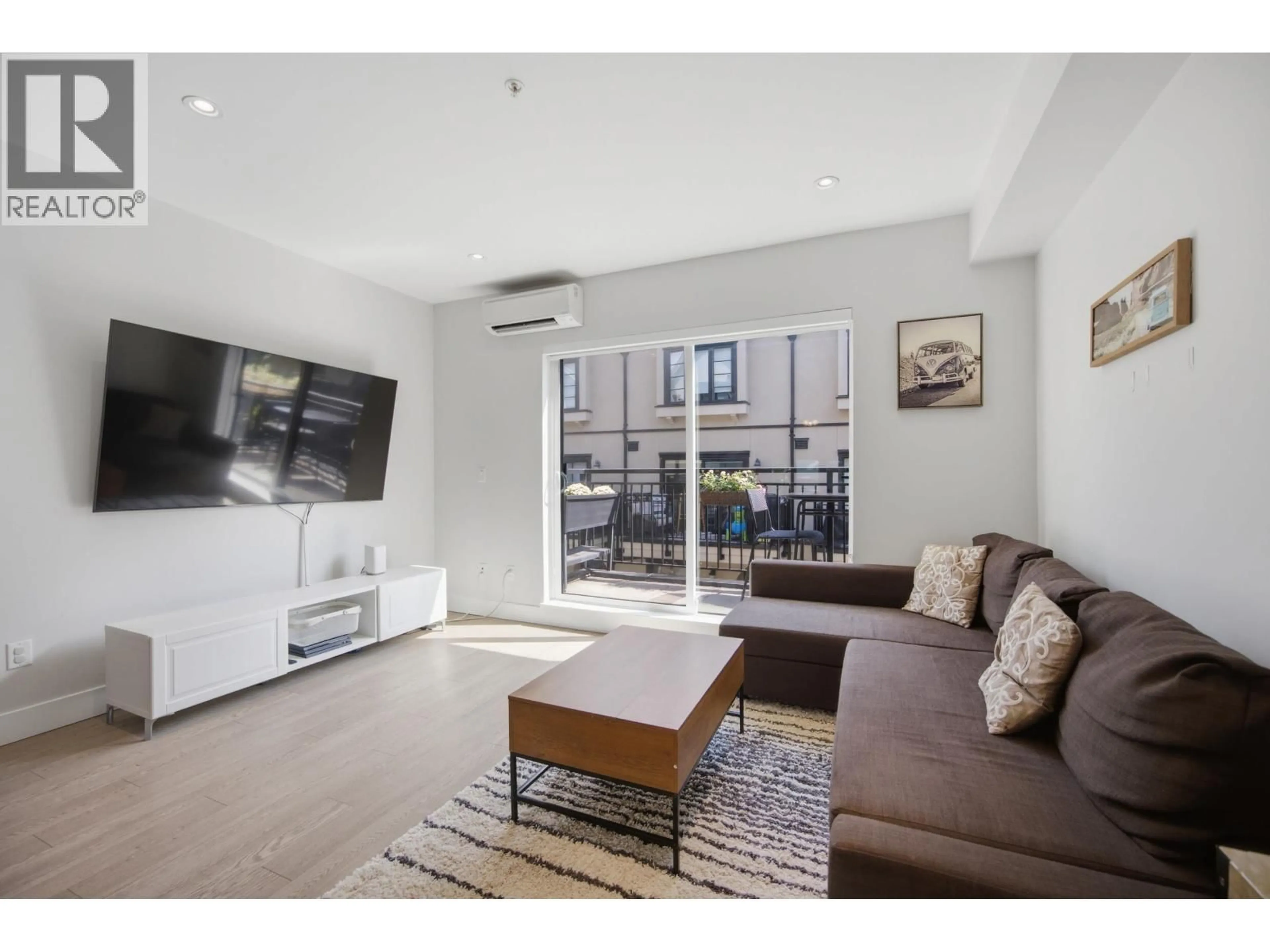 Living room with furniture, unknown for 4354 KNIGHT STREET, Vancouver British Columbia V5N3M5