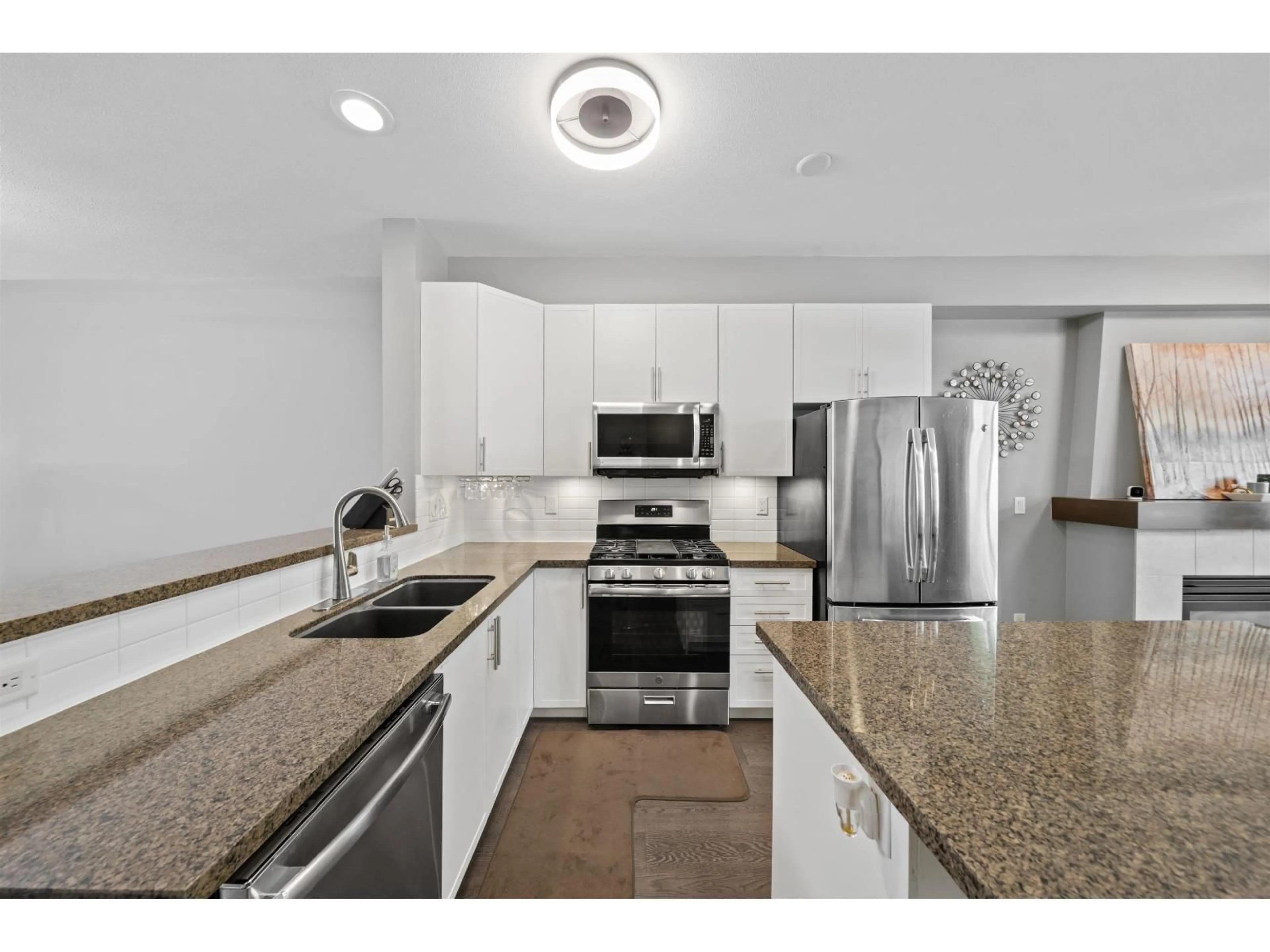 Open concept kitchen, ceramic/tile floor for 11 - 21661 88 AVENUE, Langley British Columbia V1M4E6