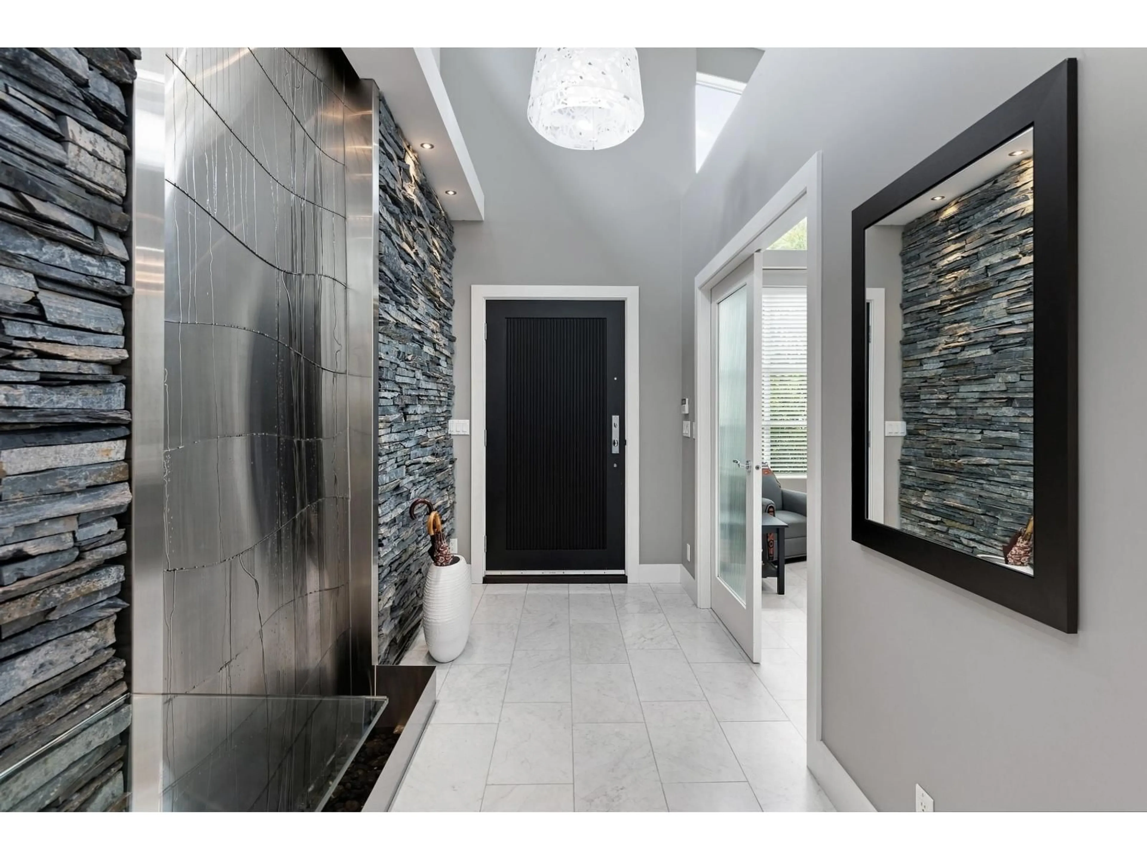 Indoor entryway for 15461 18TH AVENUE, Surrey British Columbia V4A1X1