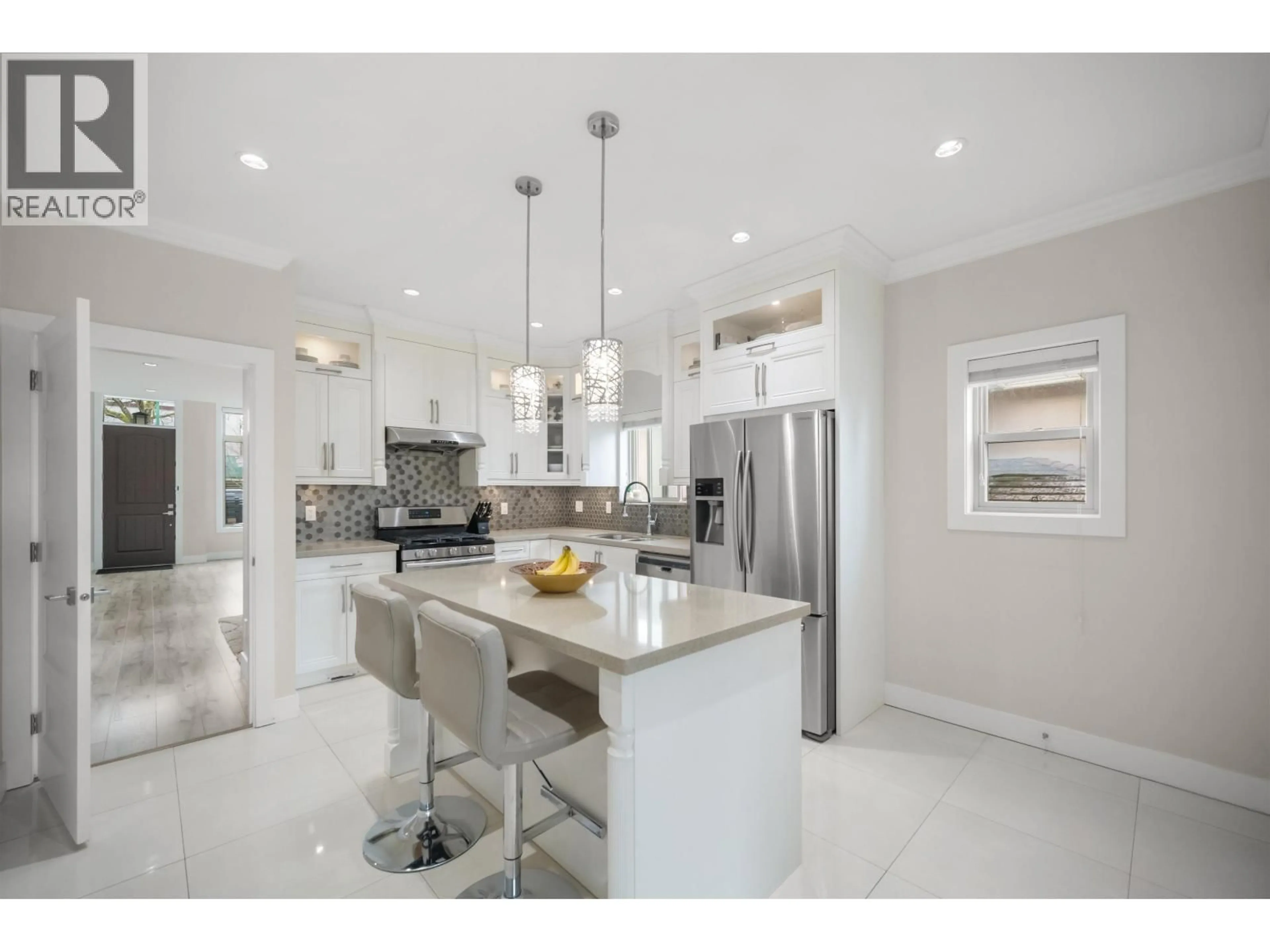Open concept kitchen, ceramic/tile floor for 4986 INMAN AVENUE, Burnaby British Columbia V5G2Y6
