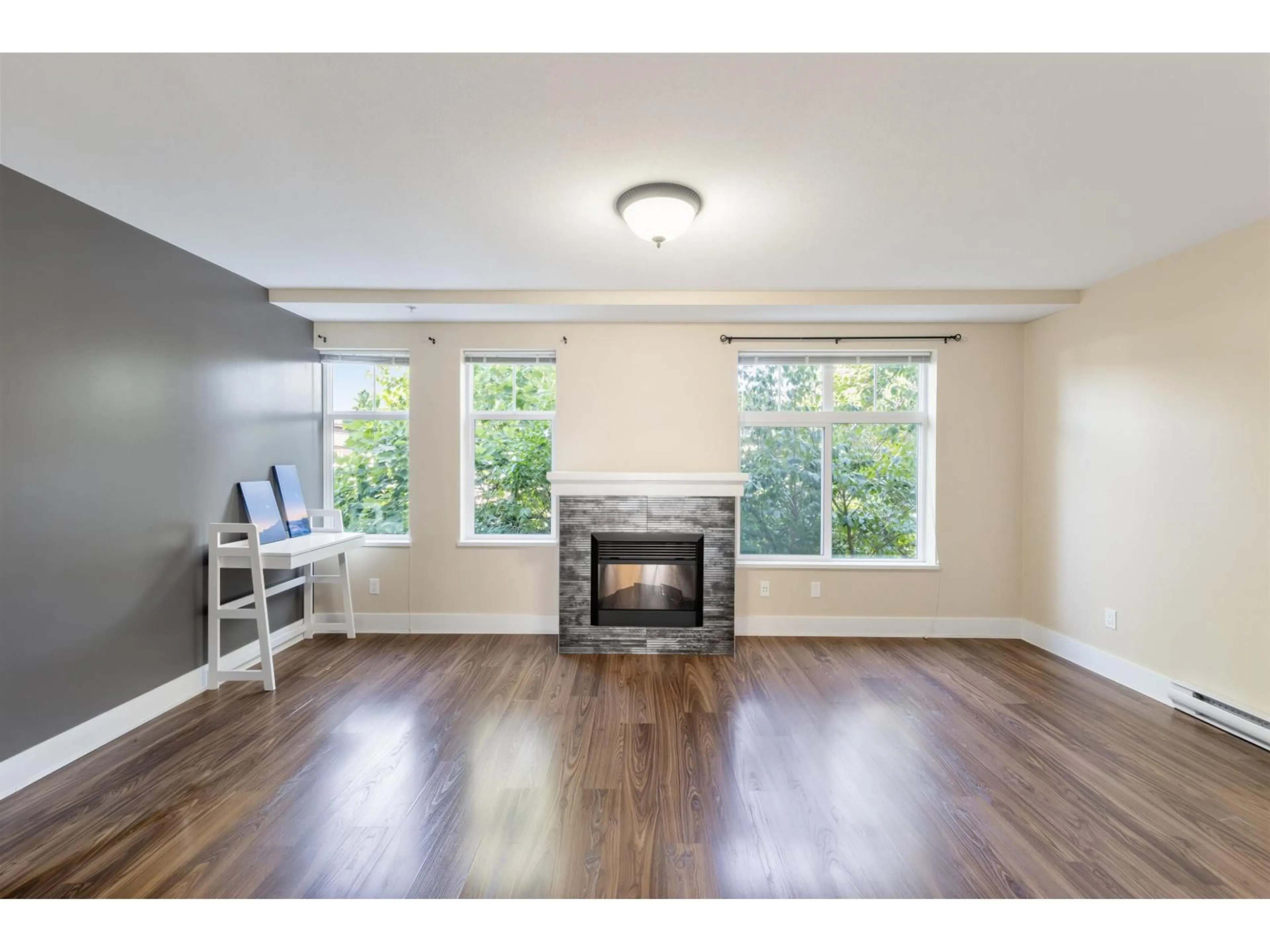 Living room with furniture, wood/laminate floor for 83 - 15833 26 AVENUE, Surrey British Columbia V3S2X5