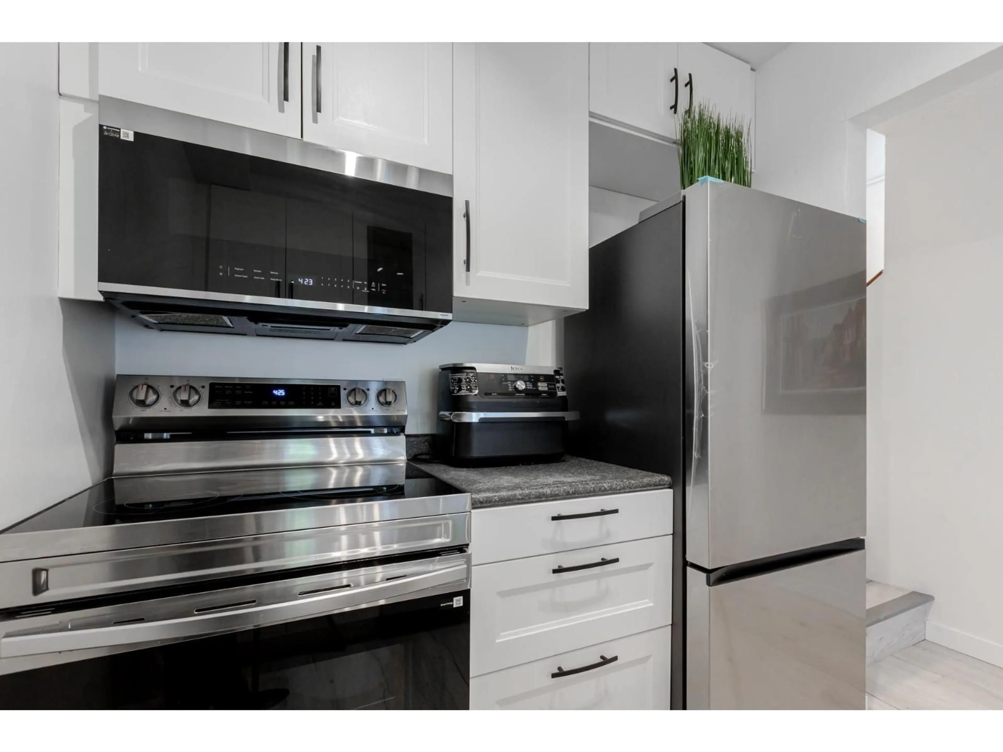 Standard kitchen, unknown for 64 - 17710 60 AVENUE, Surrey British Columbia V3S1V2