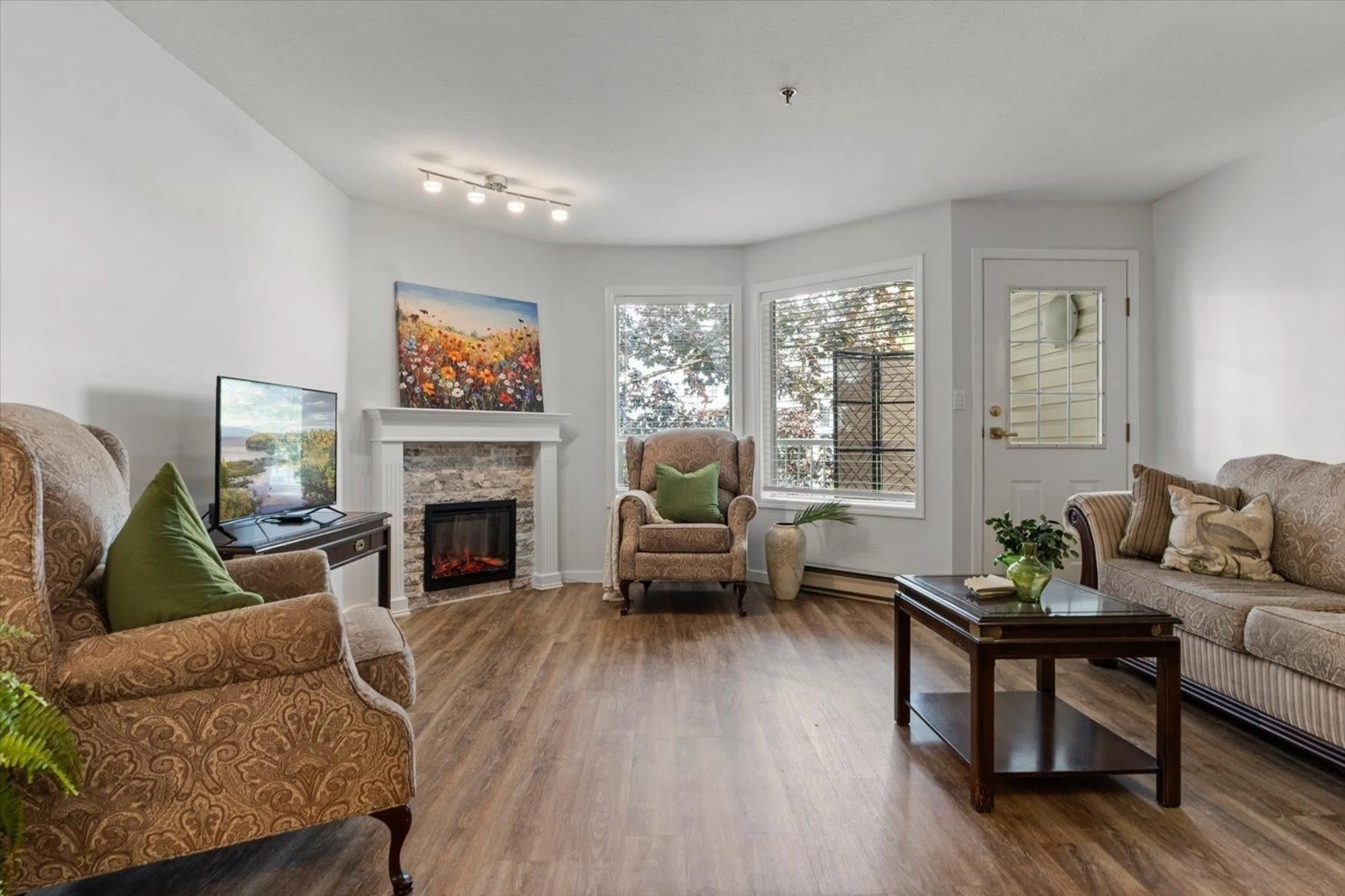 Living room with furniture, wood/laminate floor for 201 - 5710 201 STREET, Langley British Columbia V3A8A8