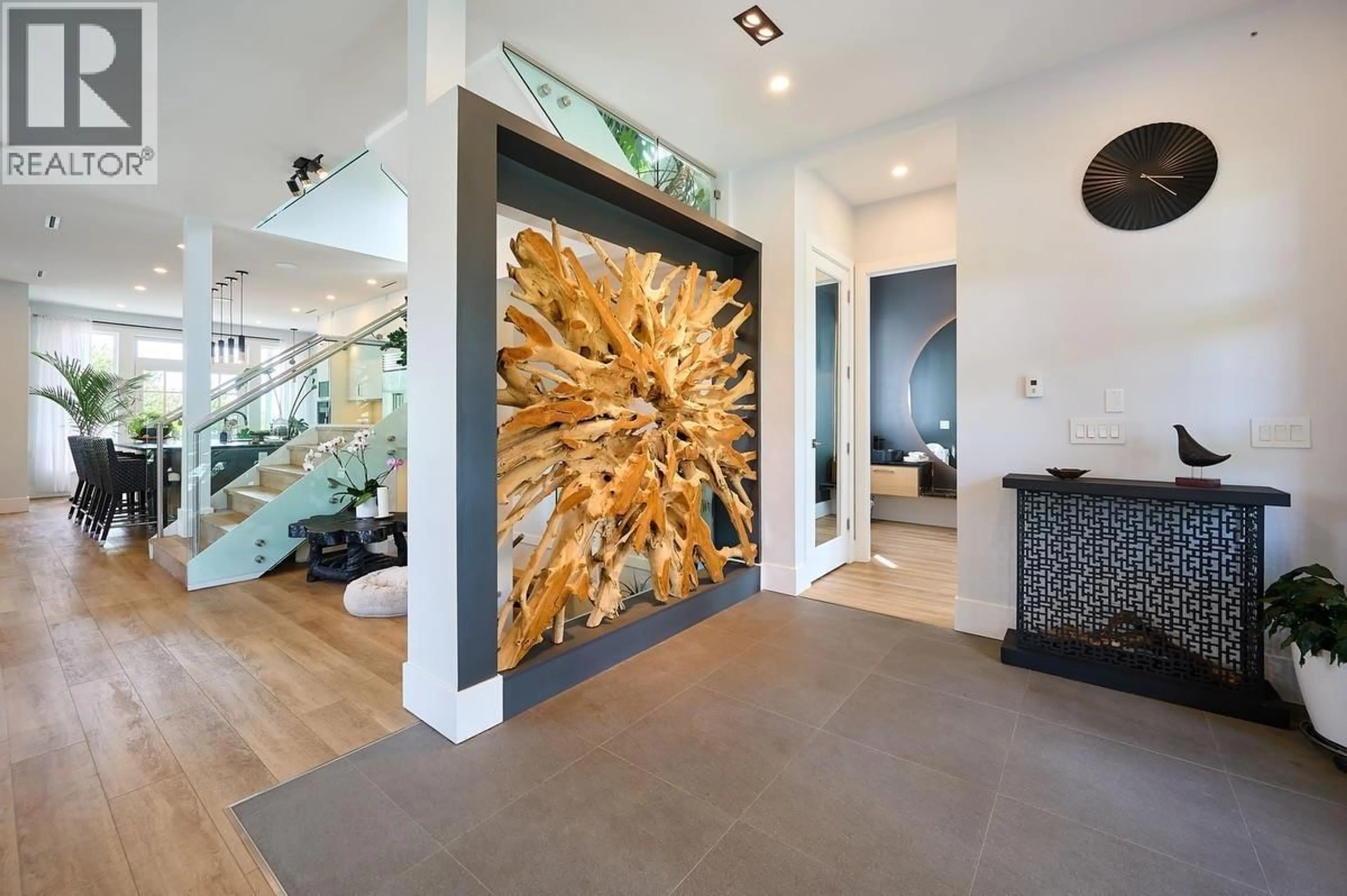 Indoor entryway for 449 15TH STREET, North Vancouver British Columbia V7L2R9