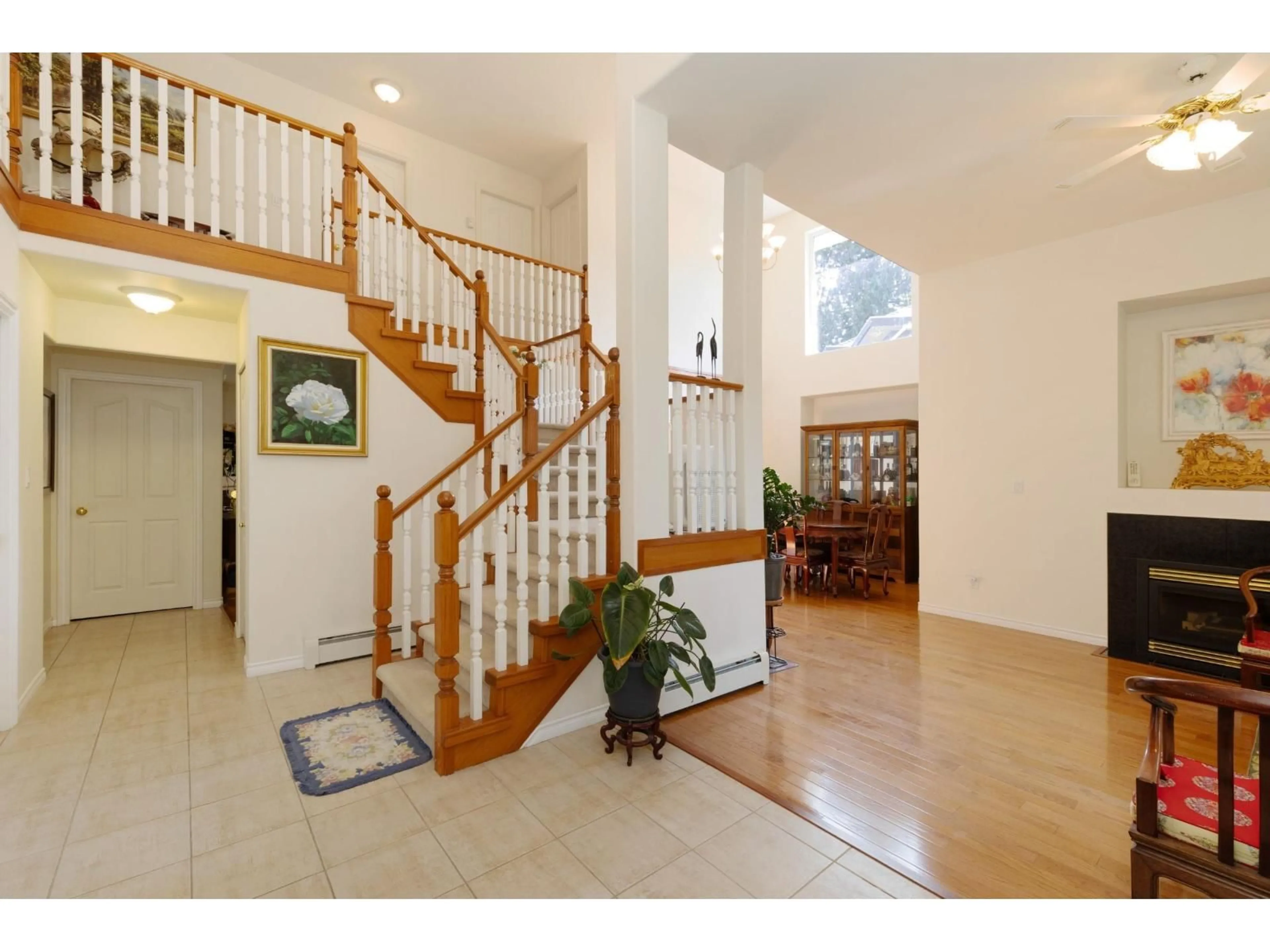 Indoor foyer for 15898 99A AVENUE, Surrey British Columbia V4N2A7