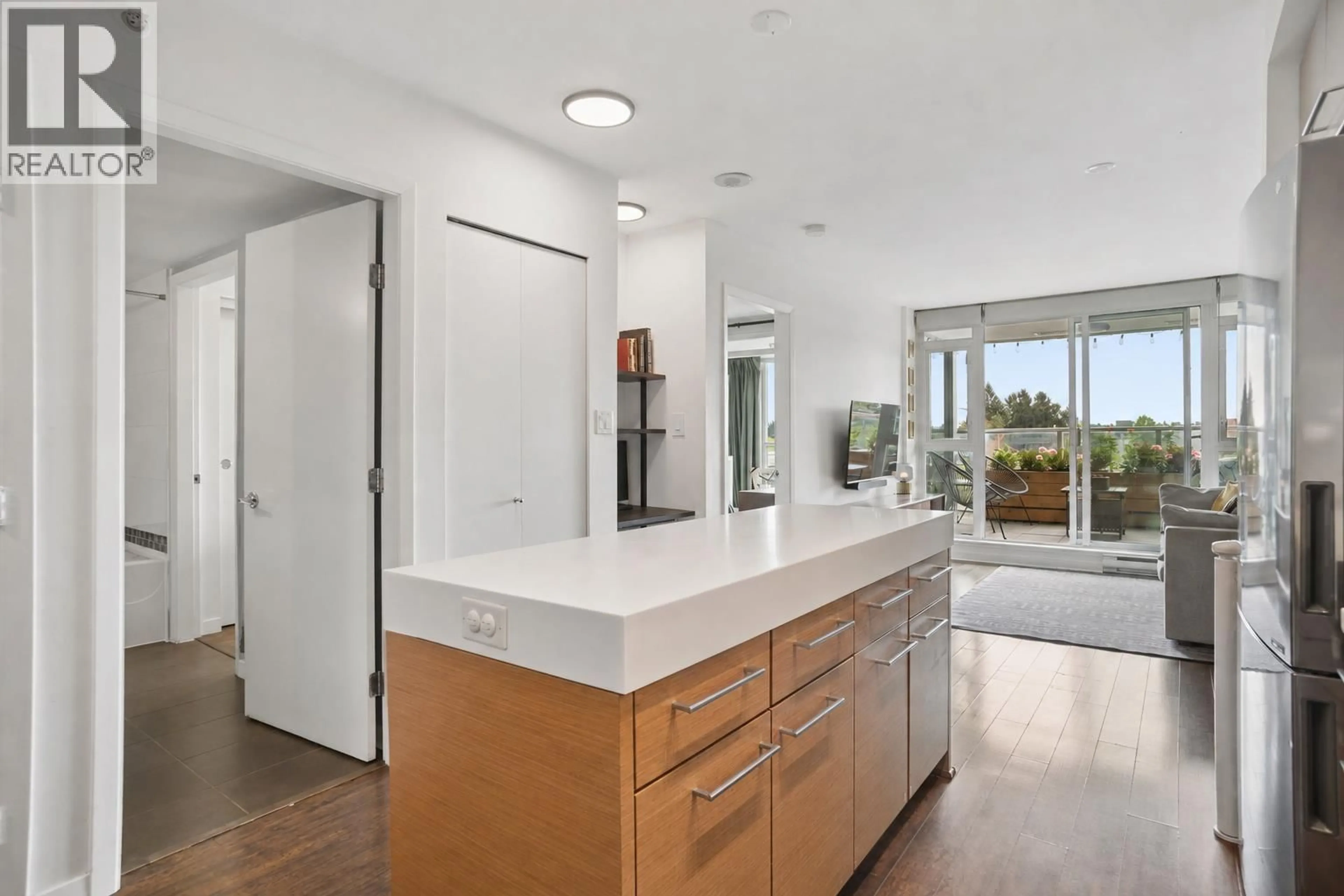 Open concept kitchen, ceramic/tile floor for 509 - 2770 SOPHIA STREET, Vancouver British Columbia V5T0A4