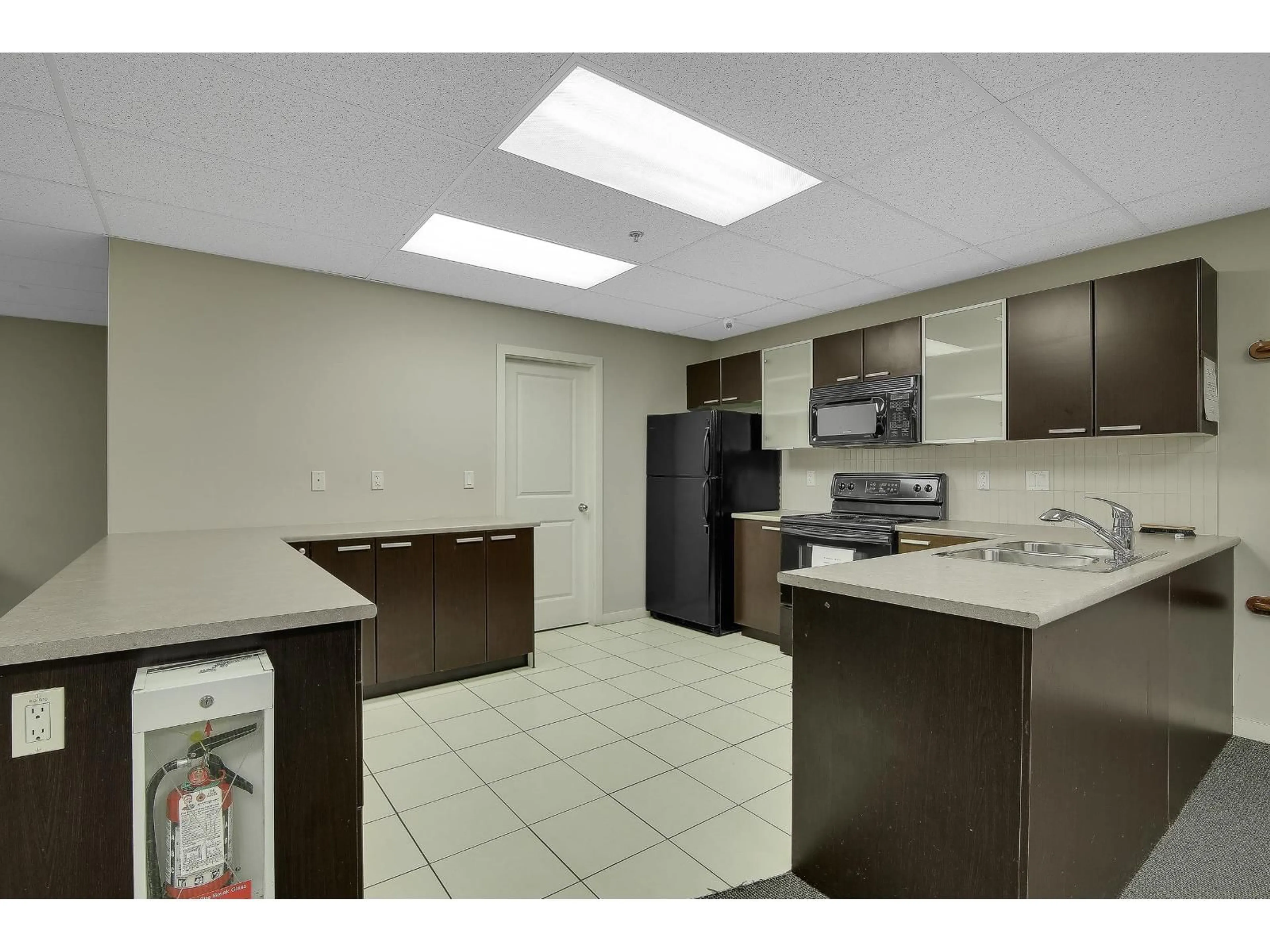 Standard kitchen, ceramic/tile floor for 405 - 10499 UNIVERSITY DRIVE, Surrey British Columbia V3T0A4