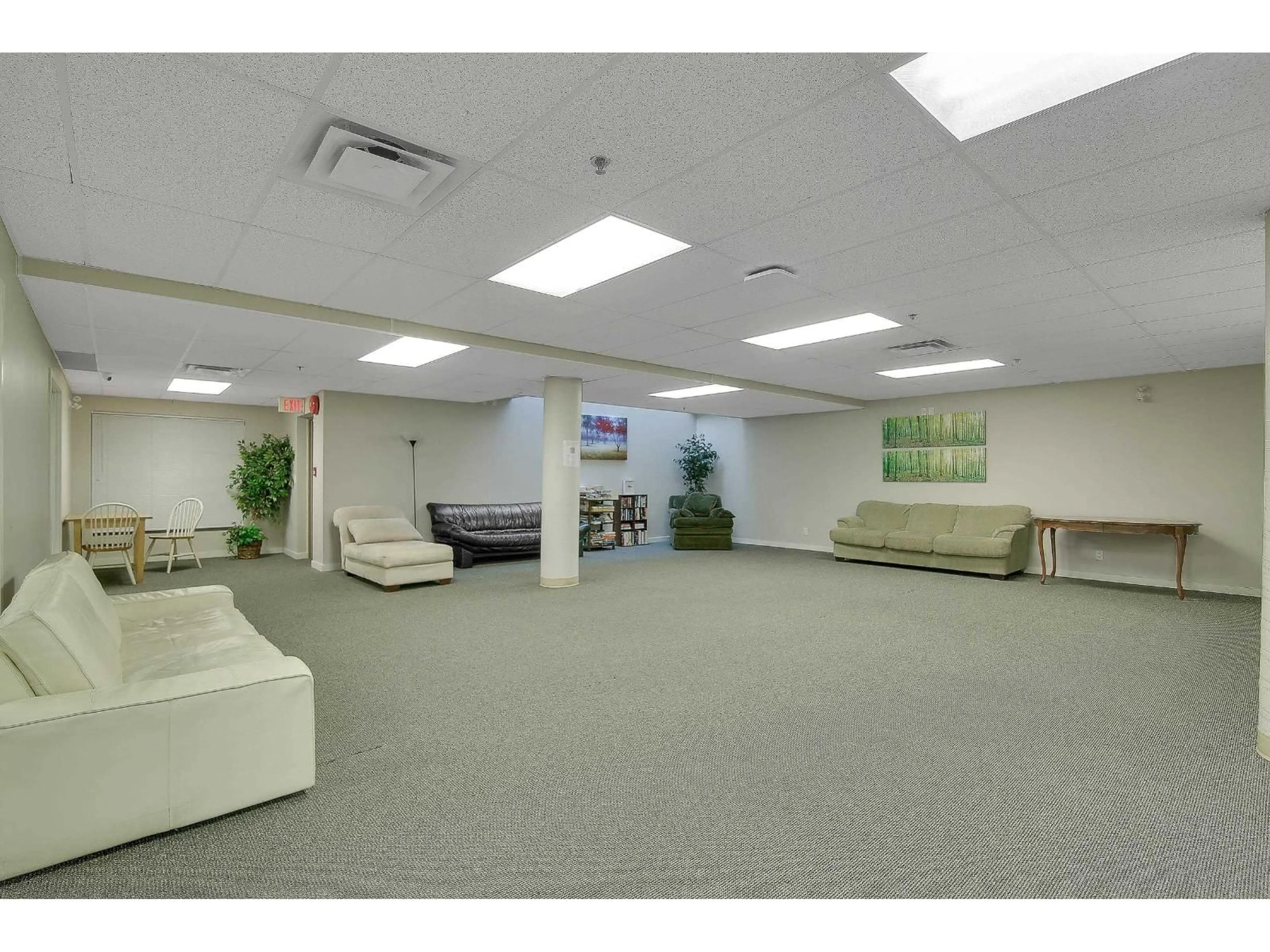 Indoor foyer for 405 - 10499 UNIVERSITY DRIVE, Surrey British Columbia V3T0A4
