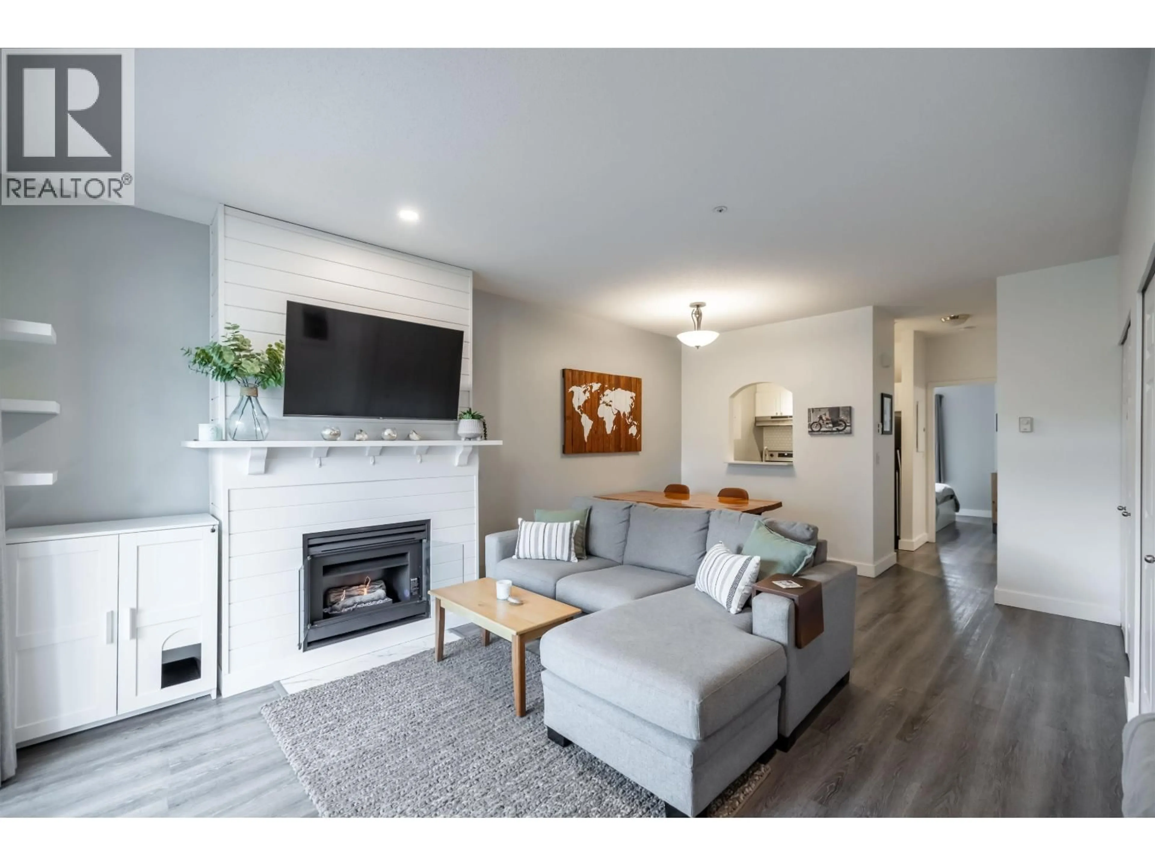 Living room with furniture, wood/laminate floor for 58 - 2422 HAWTHORNE AVENUE, Port Coquitlam British Columbia V3C6K7