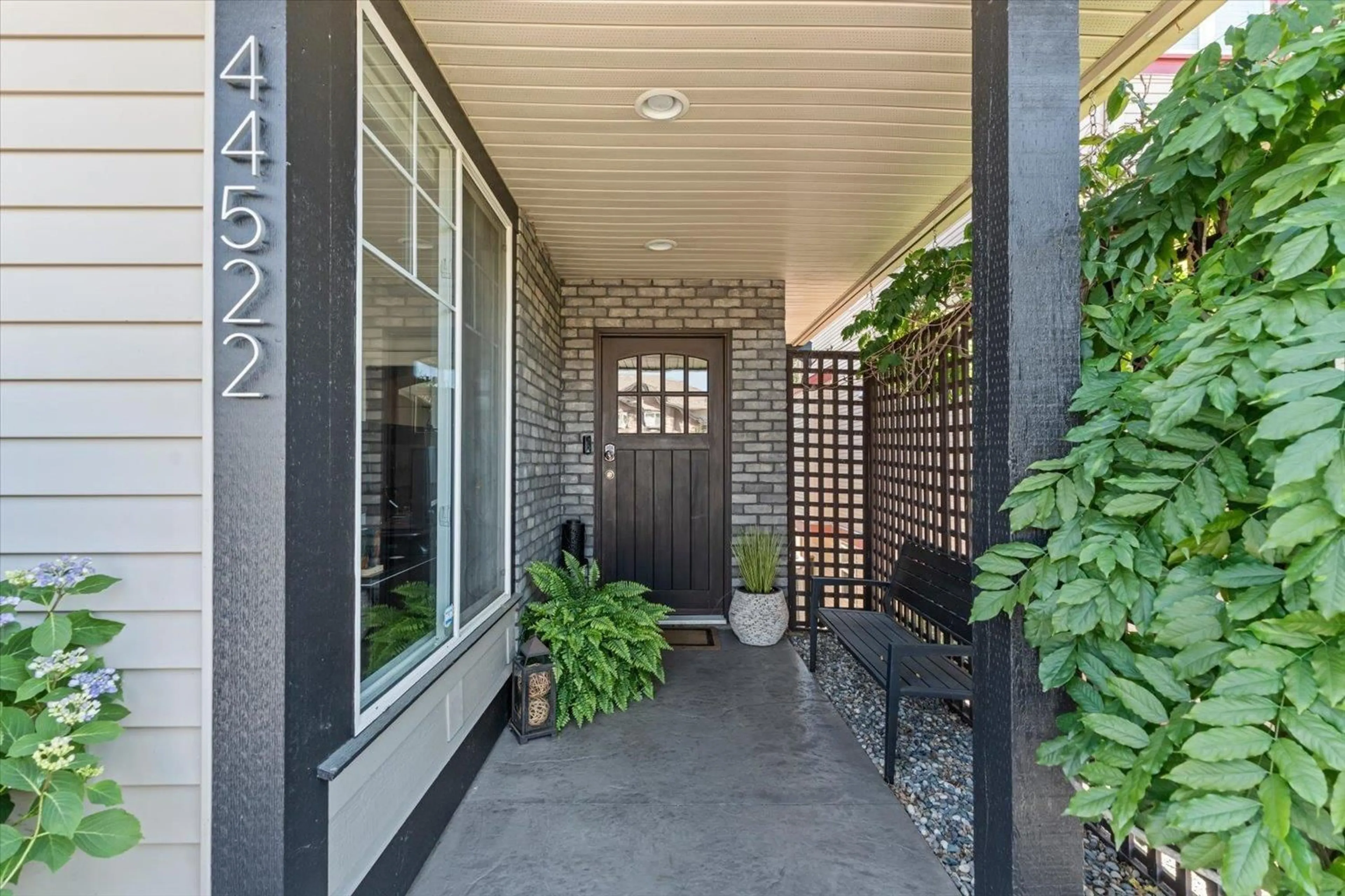 Indoor entryway for 44522 MCLAREN DRIVE, Chilliwack British Columbia V2R0A3
