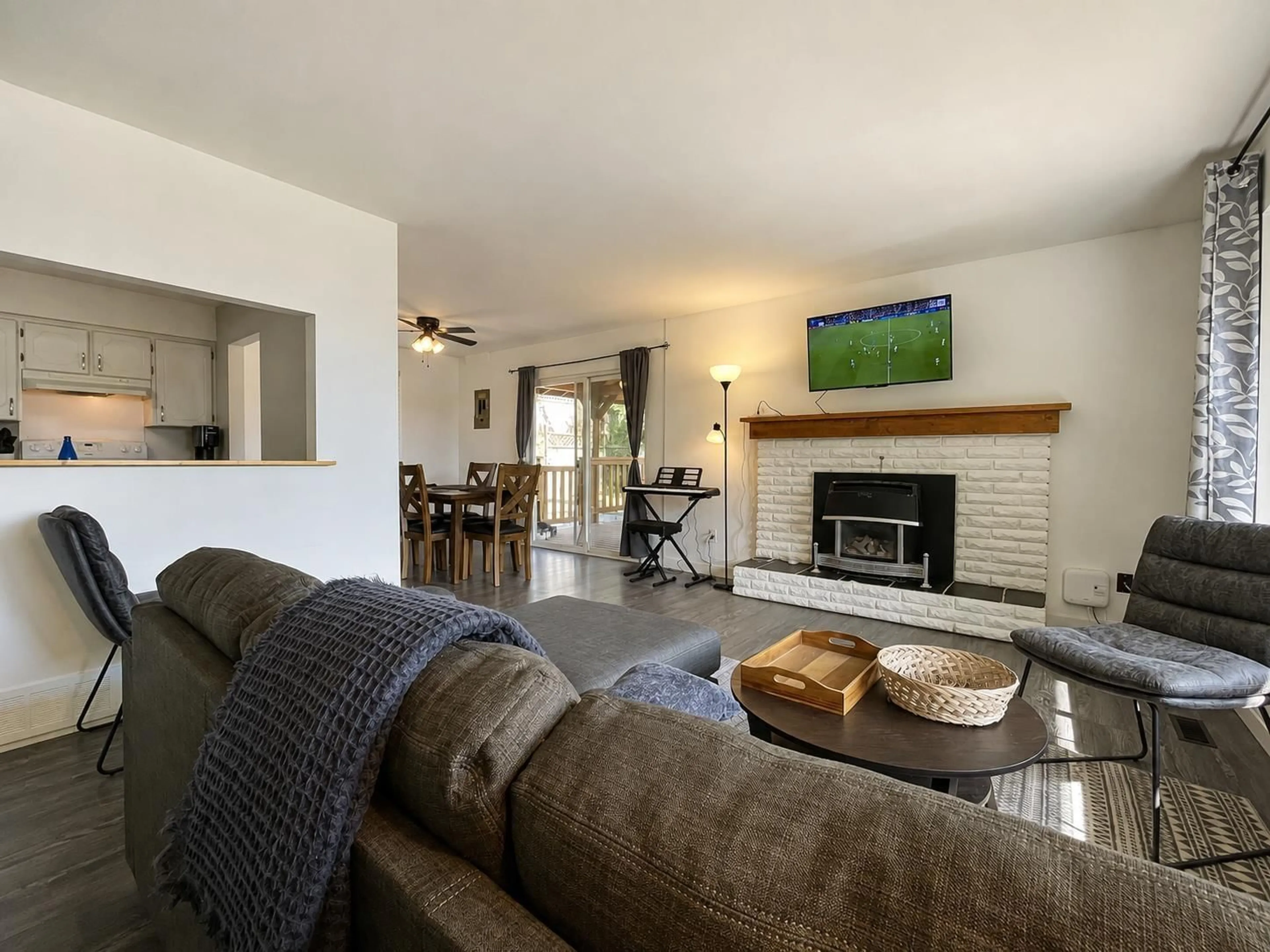 Living room with furniture, unknown for 7912 BURDOCK STREET, Mission British Columbia V2V4Y1