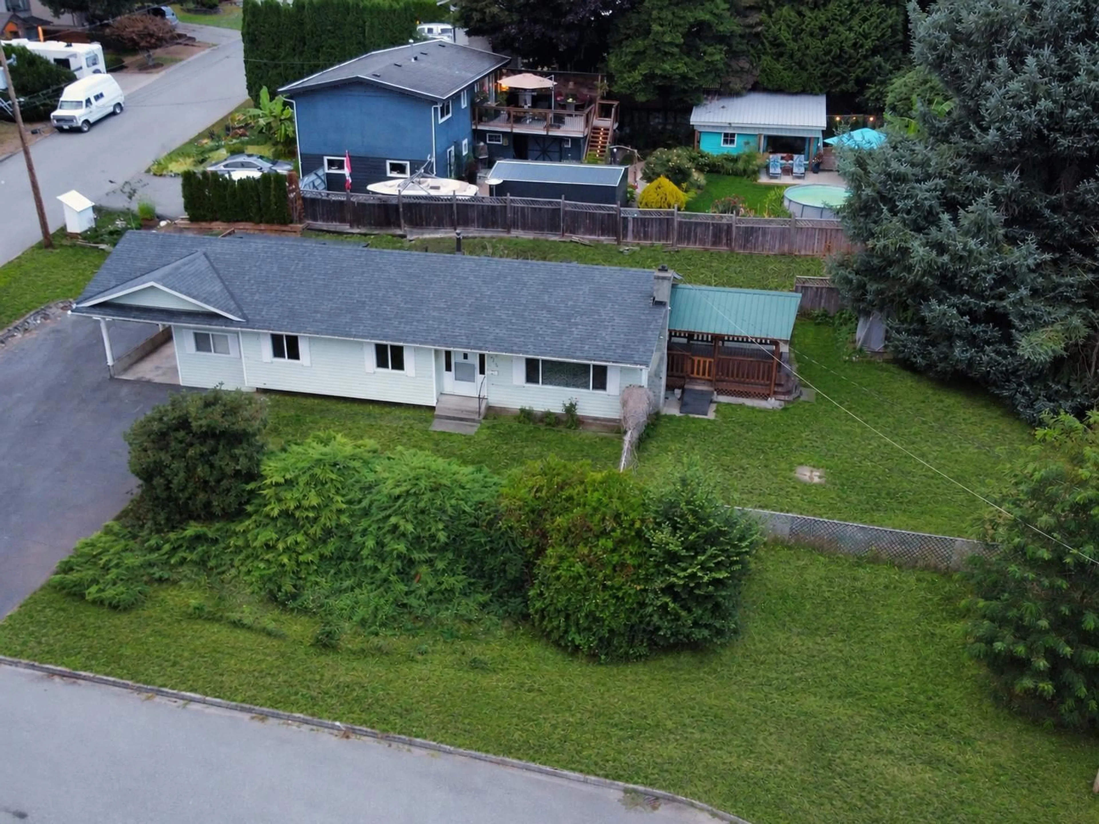 A pic from outside/outdoor area/front of a property/back of a property/a pic from drone, street for 7912 BURDOCK STREET, Mission British Columbia V2V4Y1