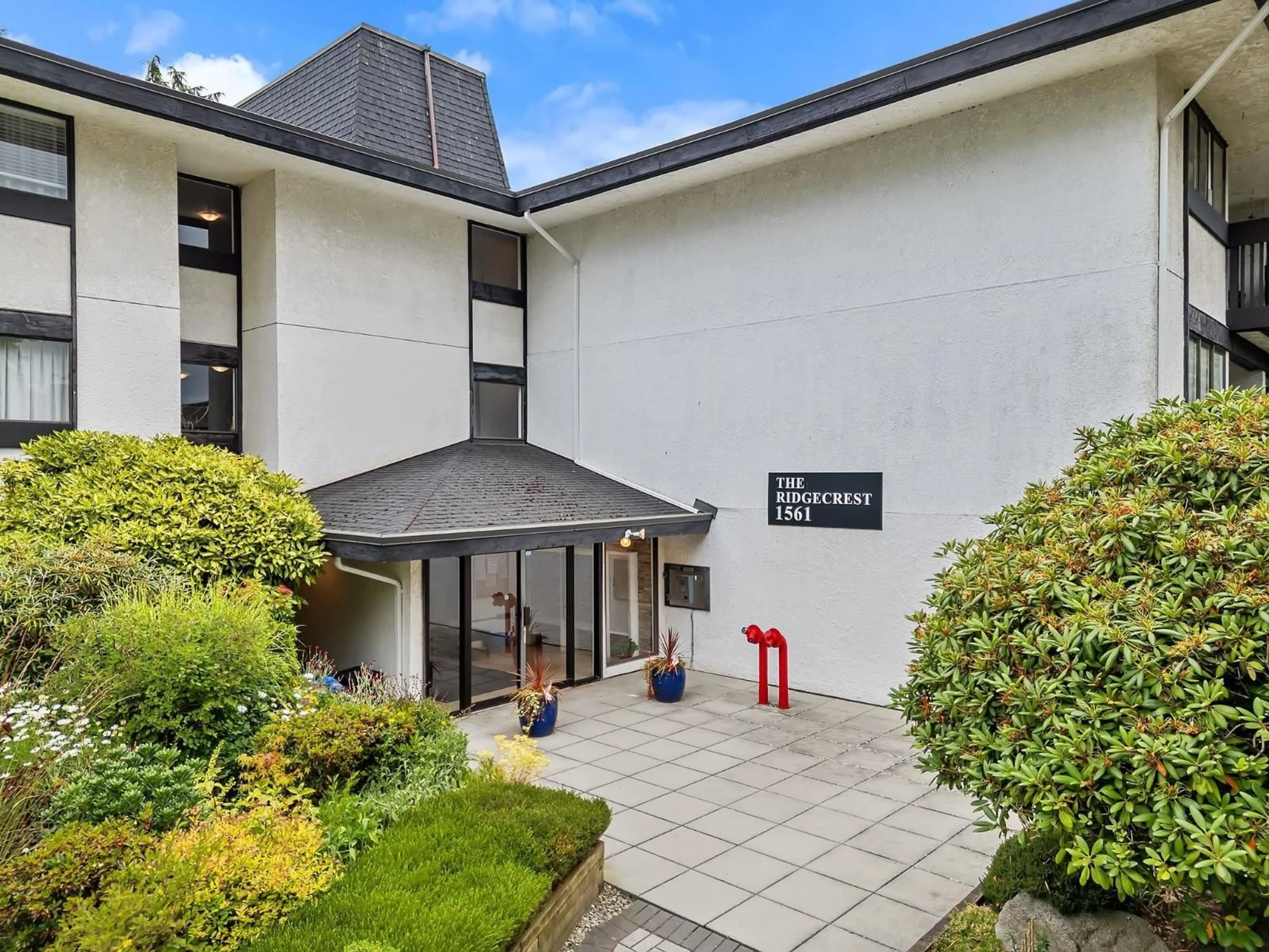 A pic from outside/outdoor area/front of a property/back of a property/a pic from drone, unknown for 318 - 1561 VIDAL STREET, White Rock British Columbia V4B5A7