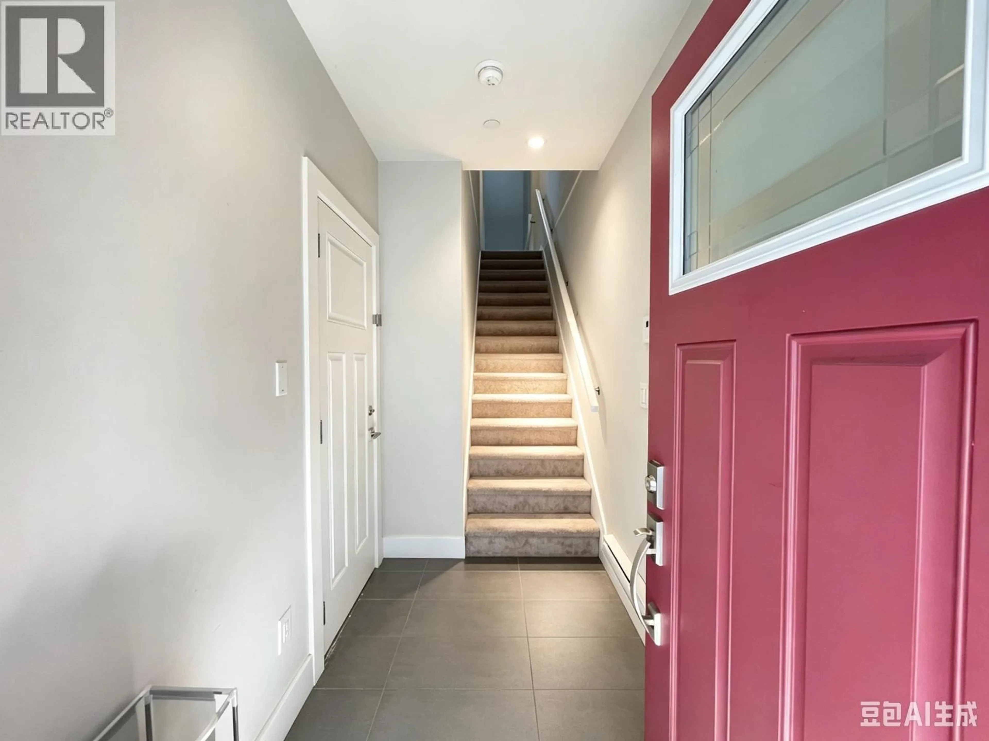 Indoor entryway for 36 - 189 WOOD STREET, New Westminster British Columbia V3M0L7