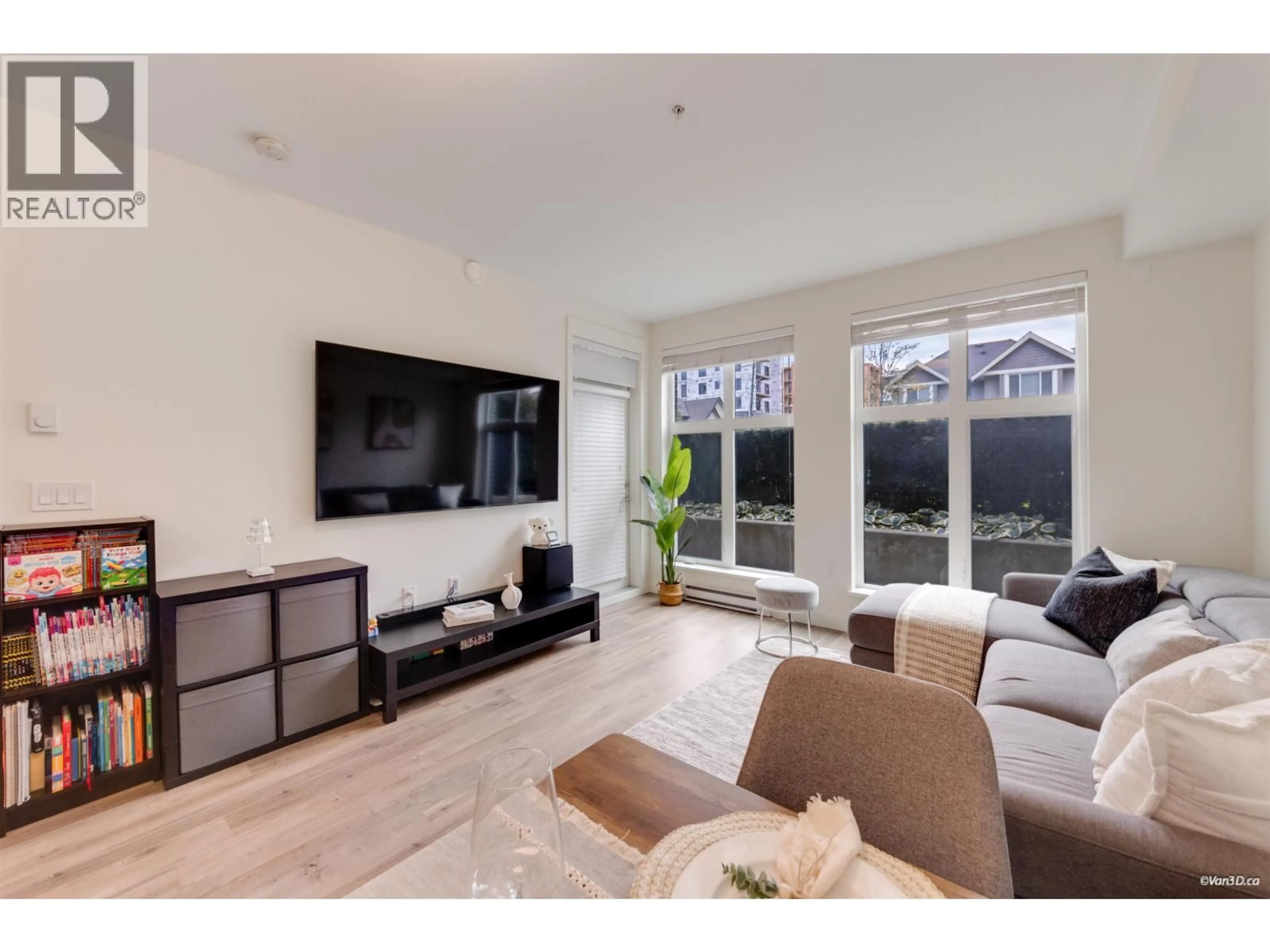 Living room with furniture, unknown for 120 750 DOGWOOD STREET, Coquitlam British Columbia V3J0K6