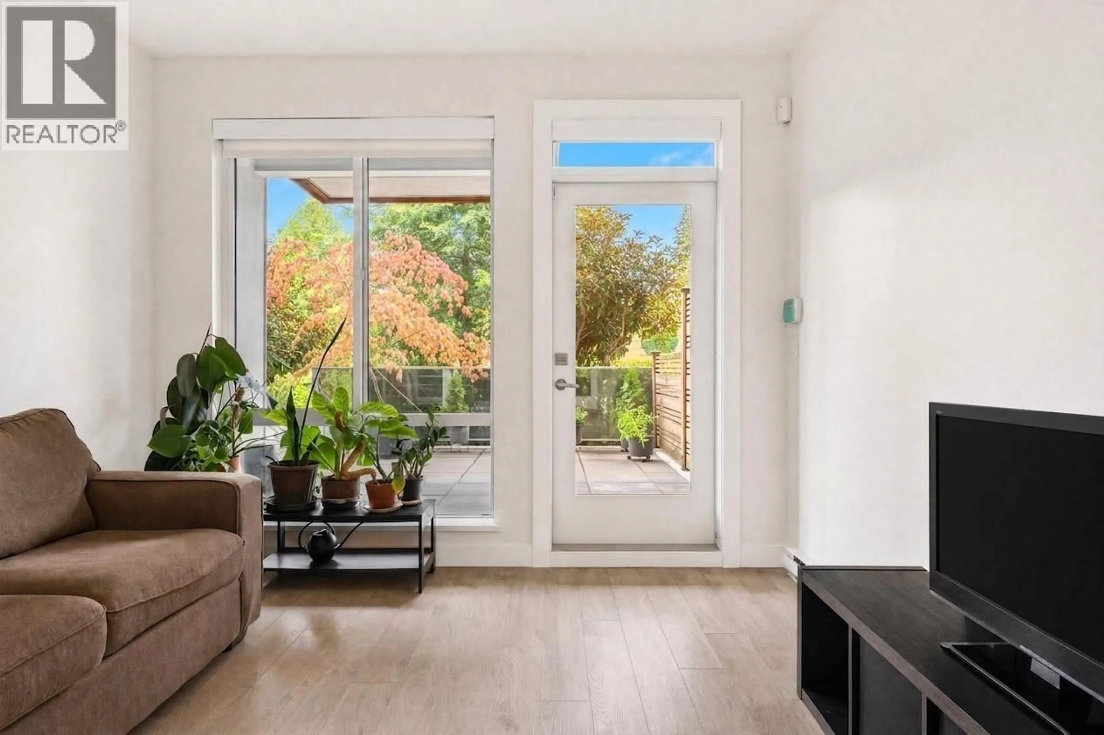 Indoor entryway for 112 - 1768 GILMORE AVENUE, Burnaby British Columbia V5C0L4