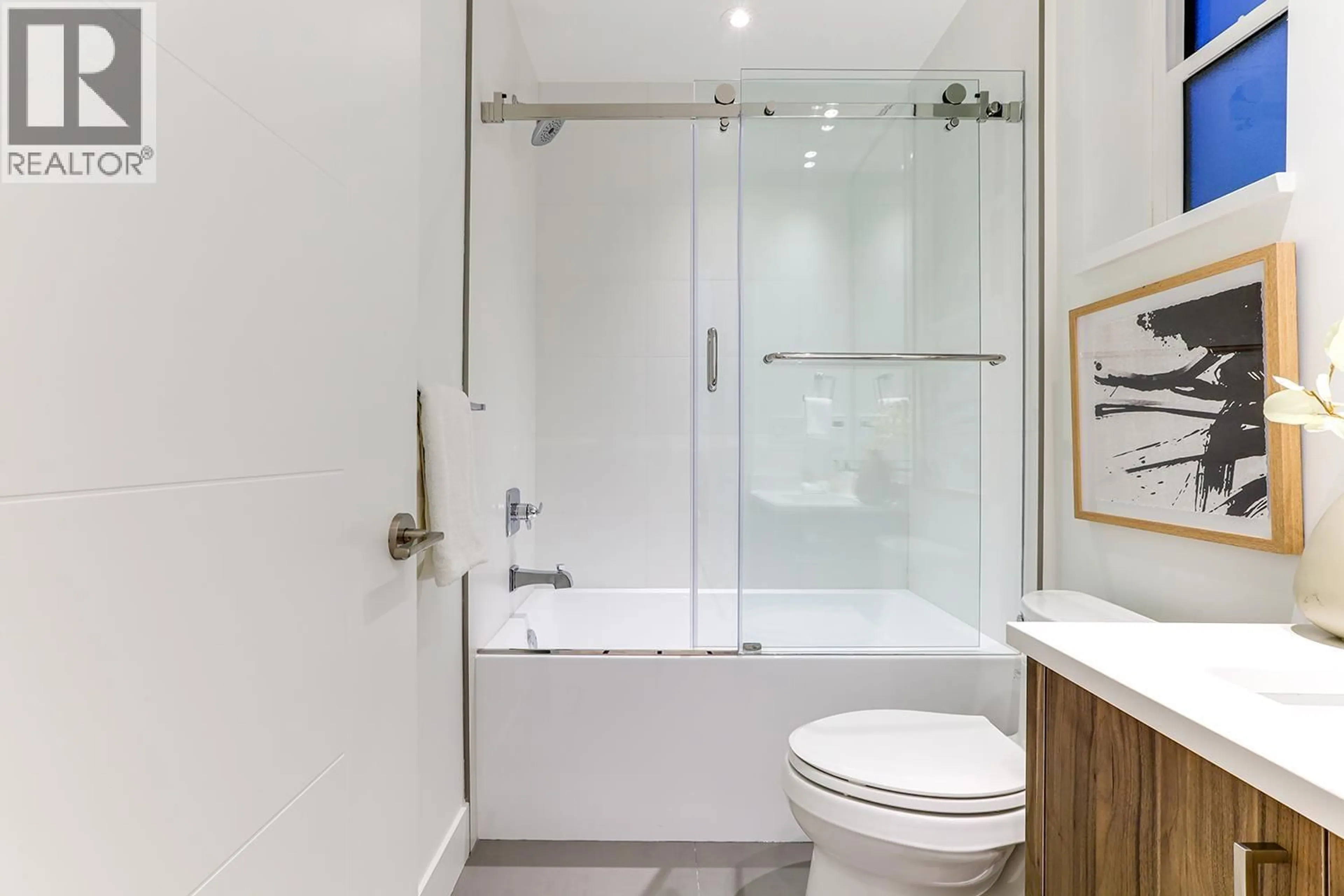 Standard bathroom, ceramic/tile floor for 1 - 944 13 AVENUE, Vancouver British Columbia V5T2L6