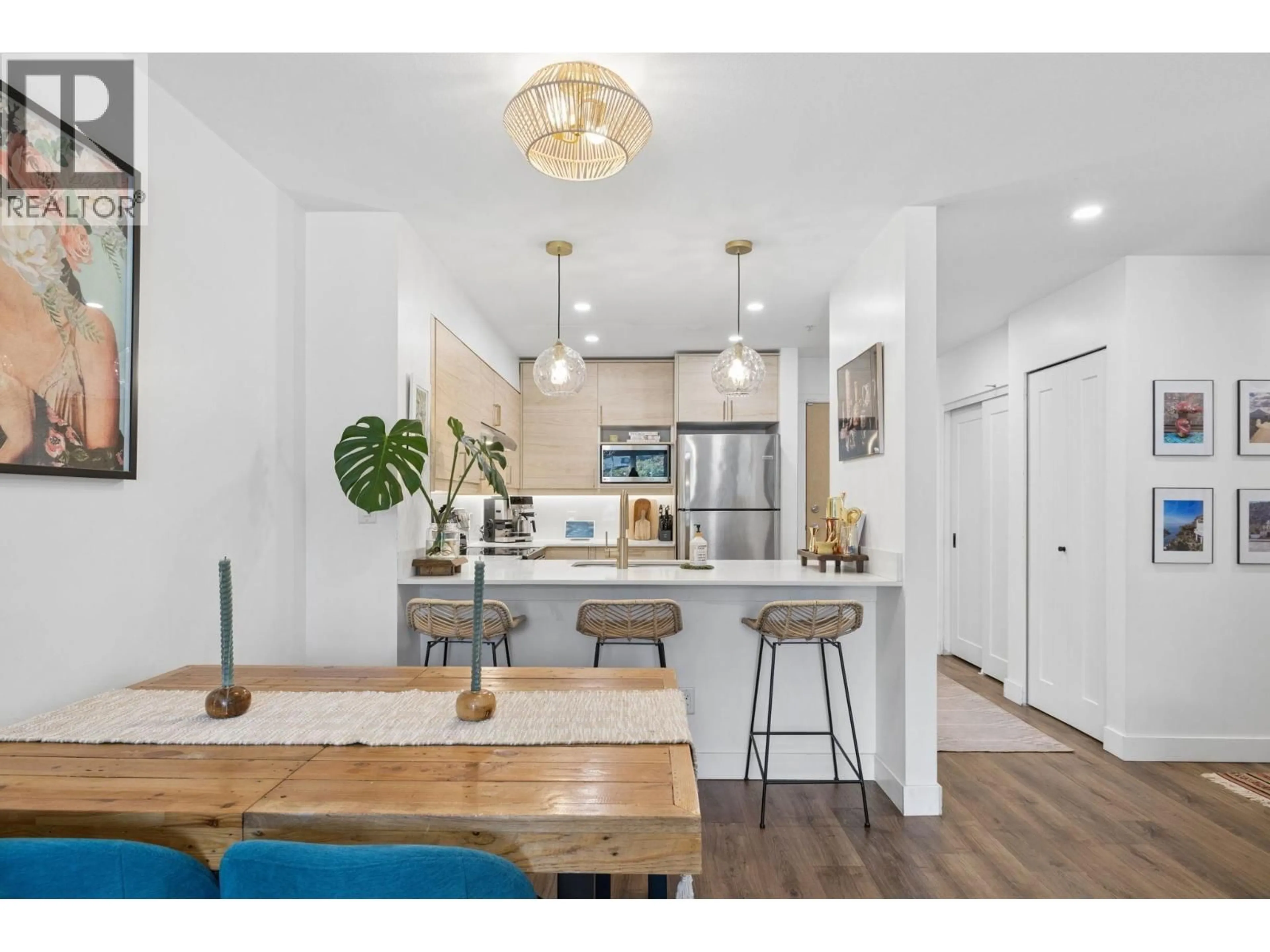Open concept kitchen, wood/laminate floor for 203 - 38 SEVENTH AVENUE, New Westminster British Columbia V3L5W2