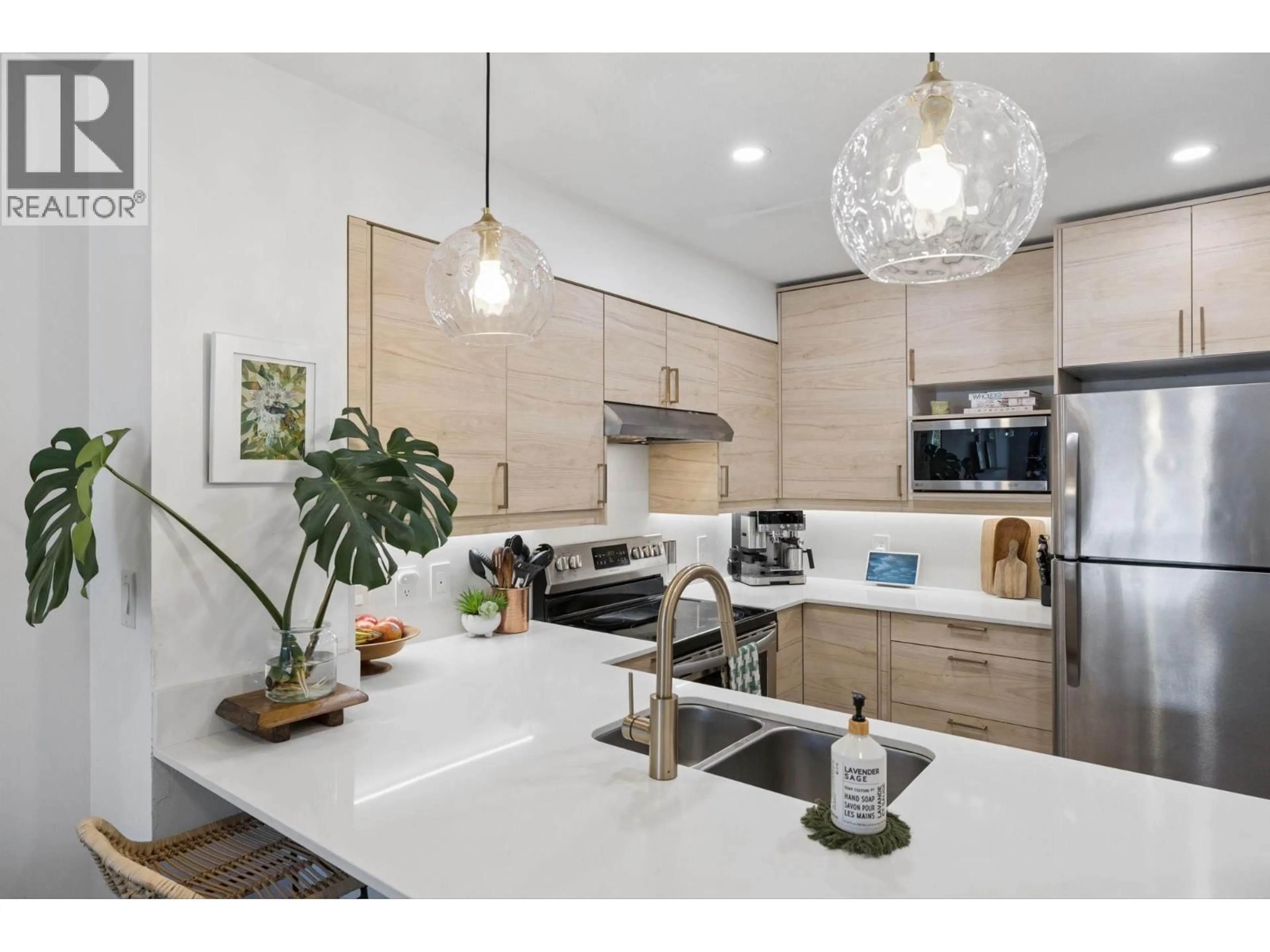 Open concept kitchen, unknown for 203 - 38 SEVENTH AVENUE, New Westminster British Columbia V3L5W2