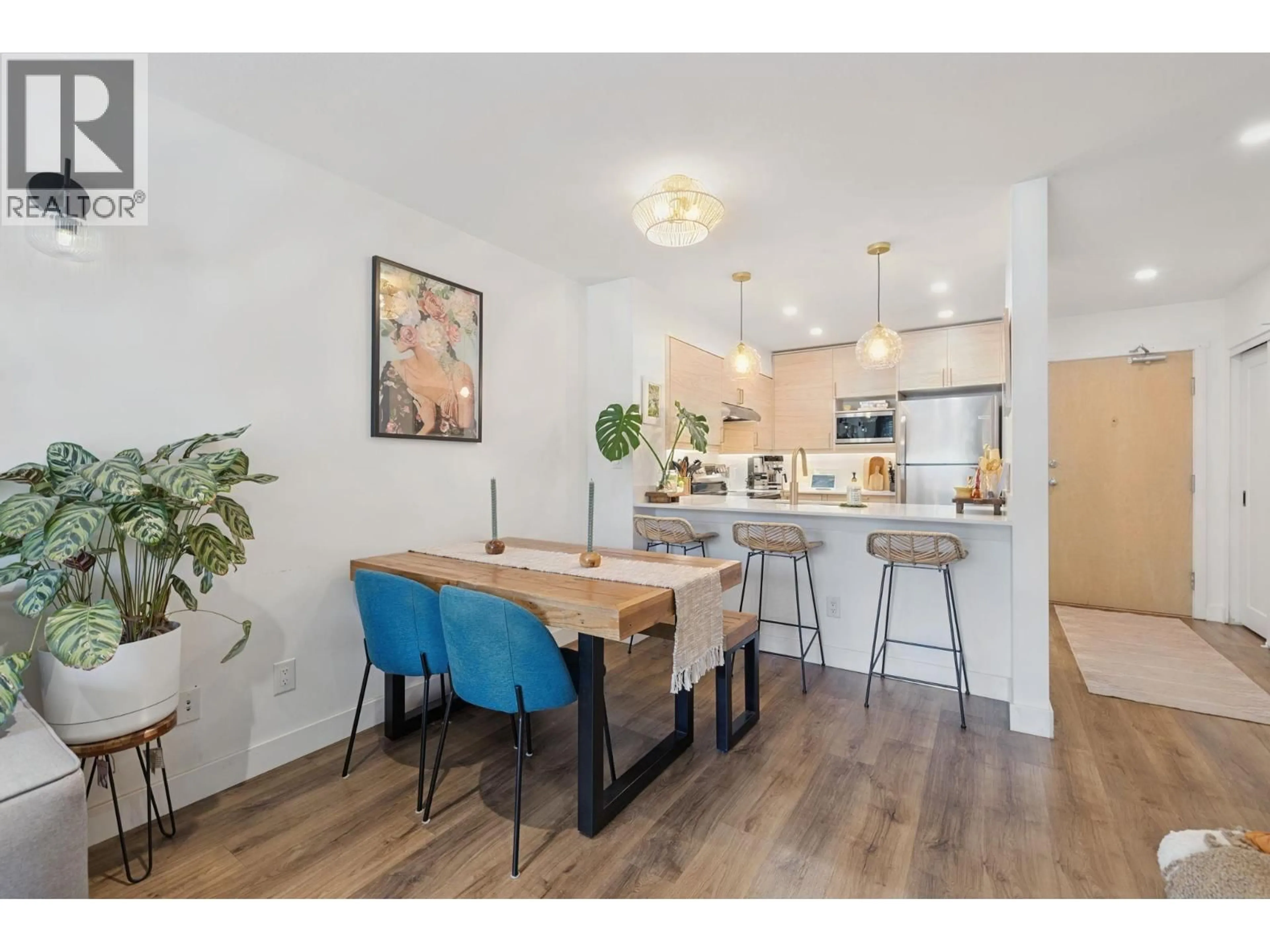 Open concept kitchen, wood/laminate floor for 203 - 38 SEVENTH AVENUE, New Westminster British Columbia V3L5W2