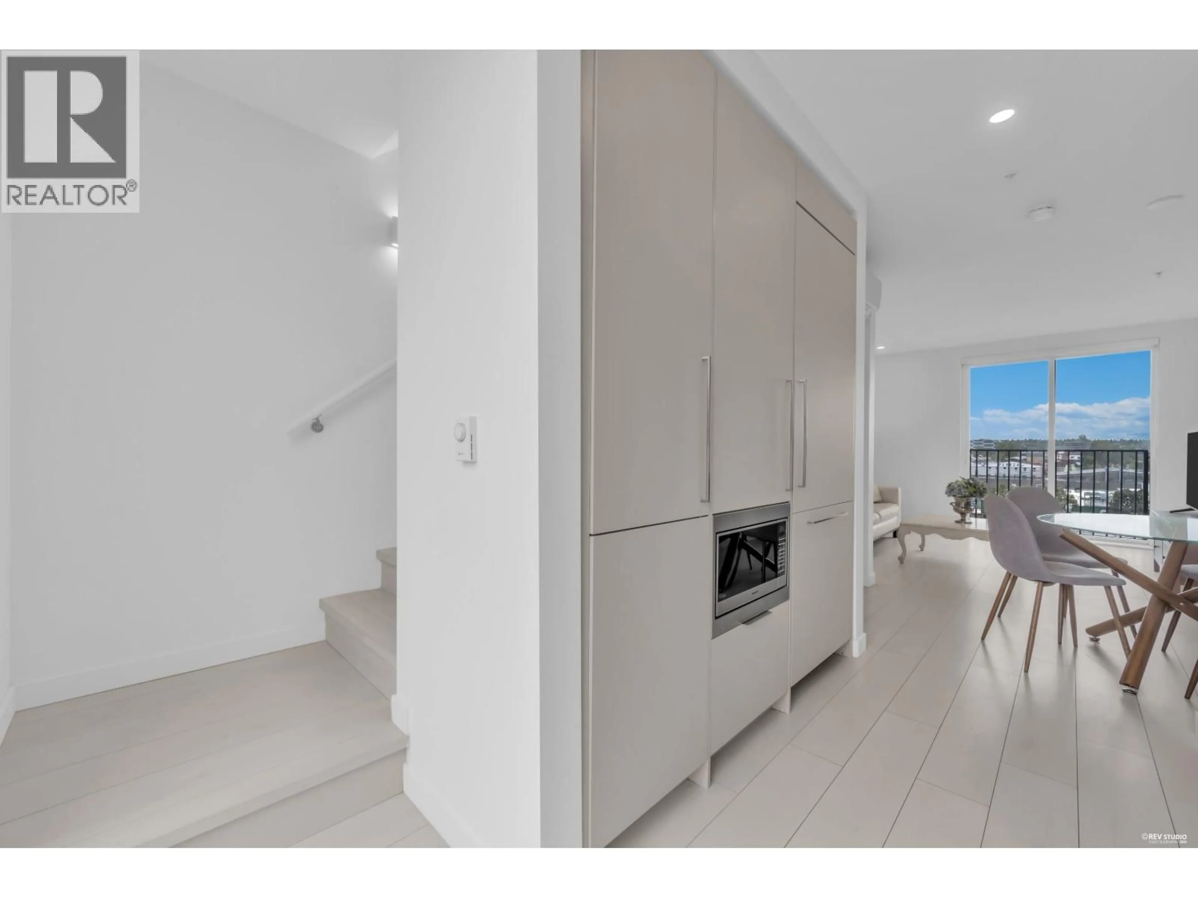 Indoor foyer for 302 - 1120 EAST GEORGIA STREET, Vancouver British Columbia V6A0K2