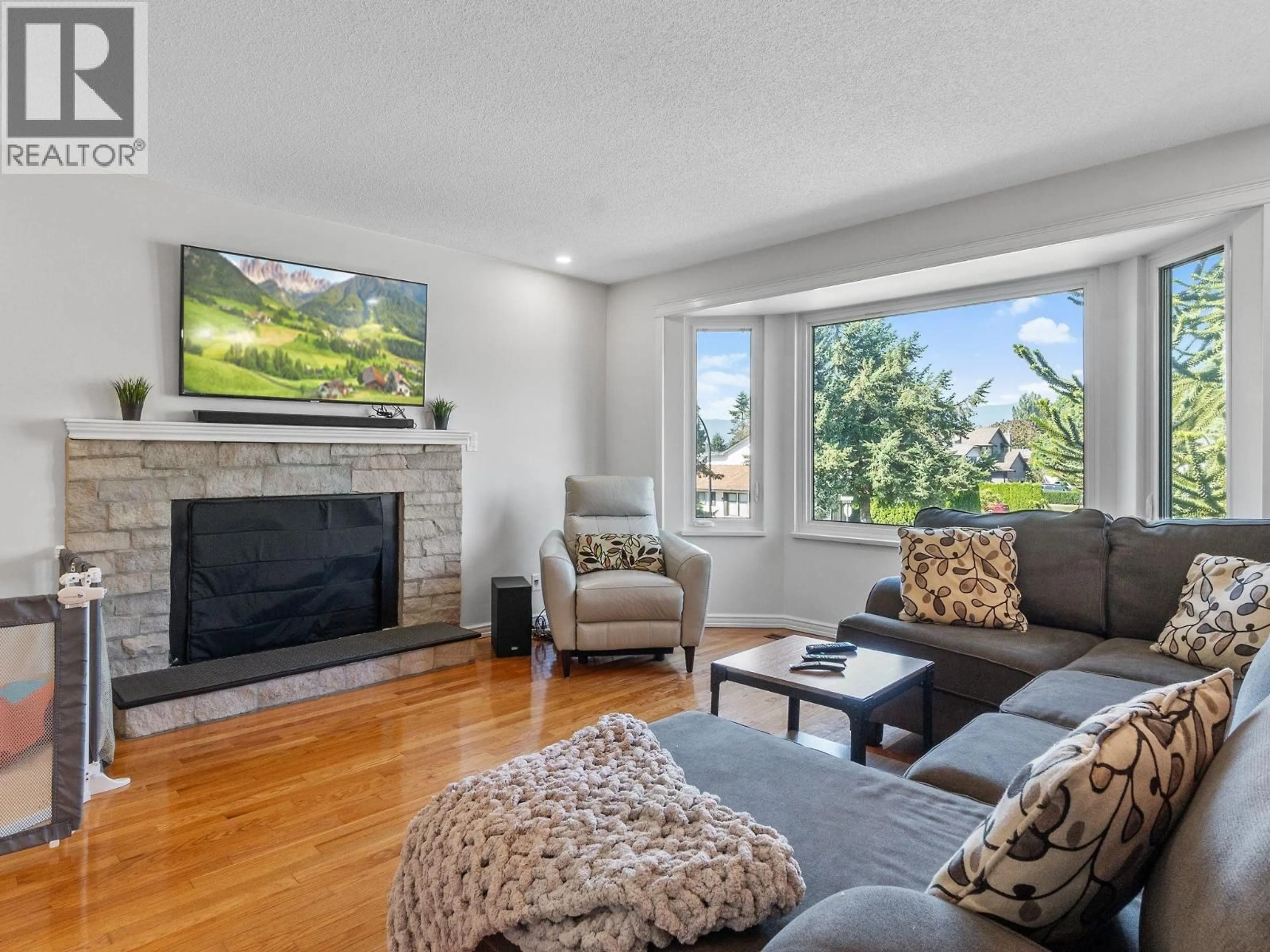 Living room with furniture, unknown for 20360 THORNE AVENUE, Maple Ridge British Columbia V2X8T9
