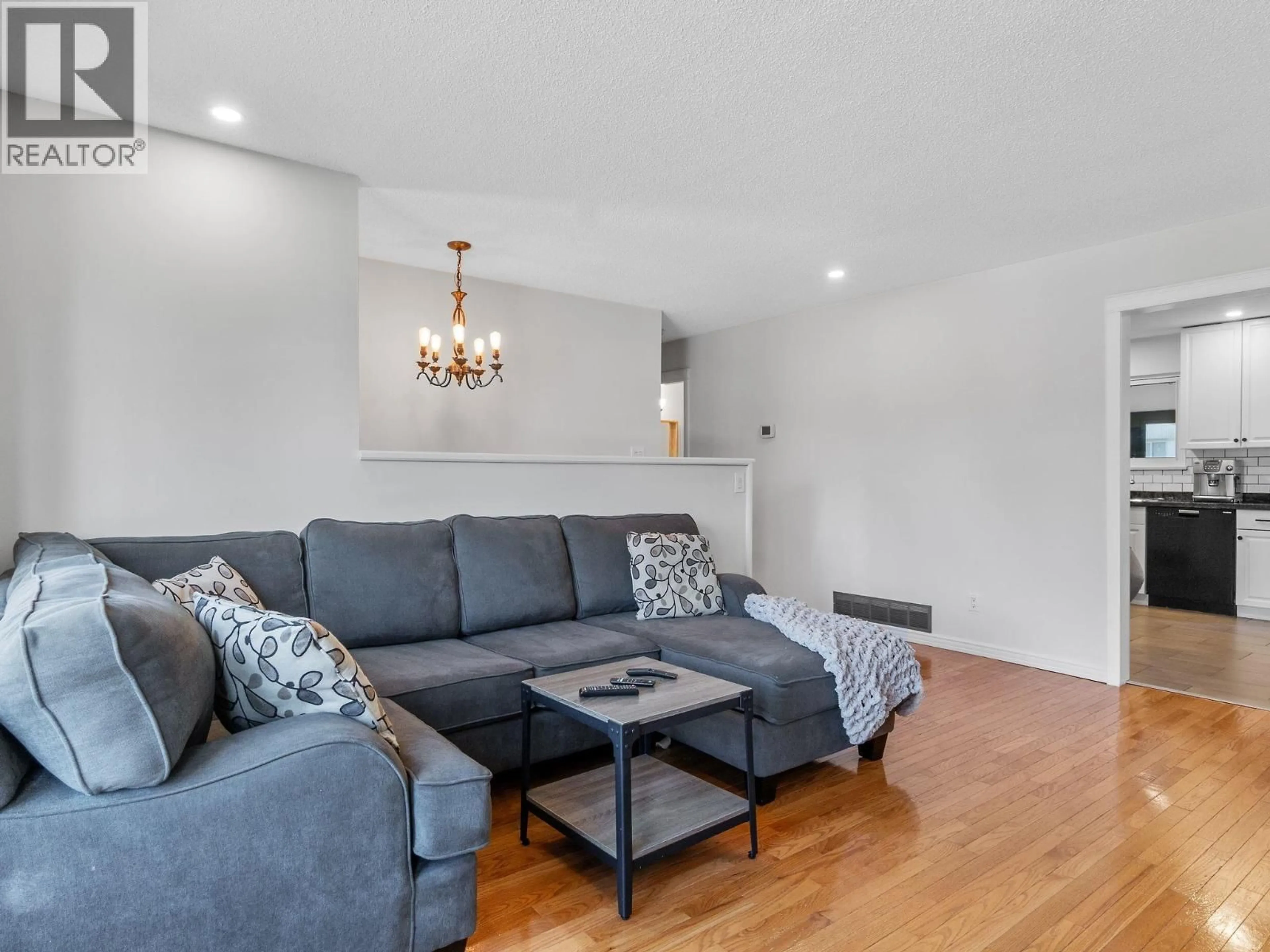 Living room with furniture, wood/laminate floor for 20360 THORNE AVENUE, Maple Ridge British Columbia V2X8T9