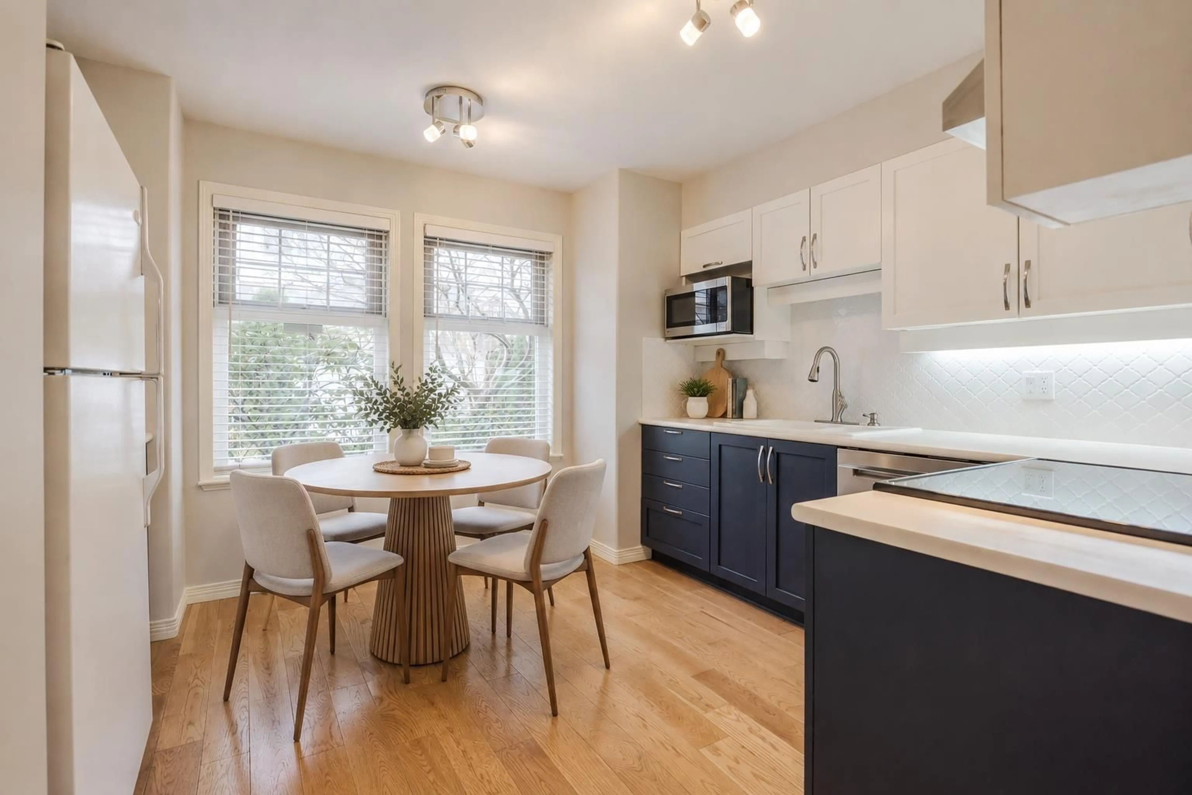 Open concept kitchen, wood/laminate floor for 16 - 15432 16A AVENUE, Surrey British Columbia V4A1T3