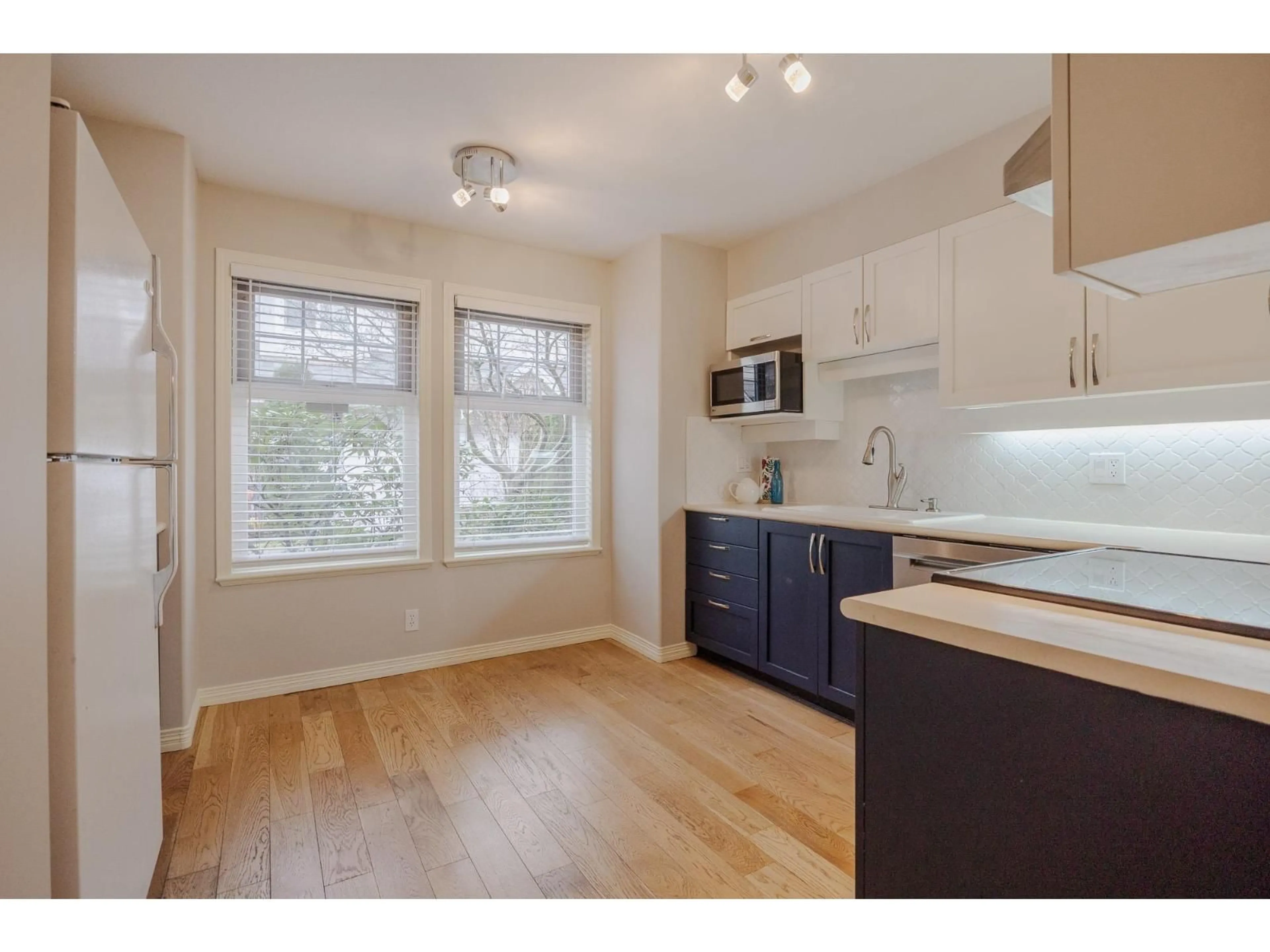 Standard kitchen, wood/laminate floor for 16 - 15432 16A AVENUE, Surrey British Columbia V4A1T3