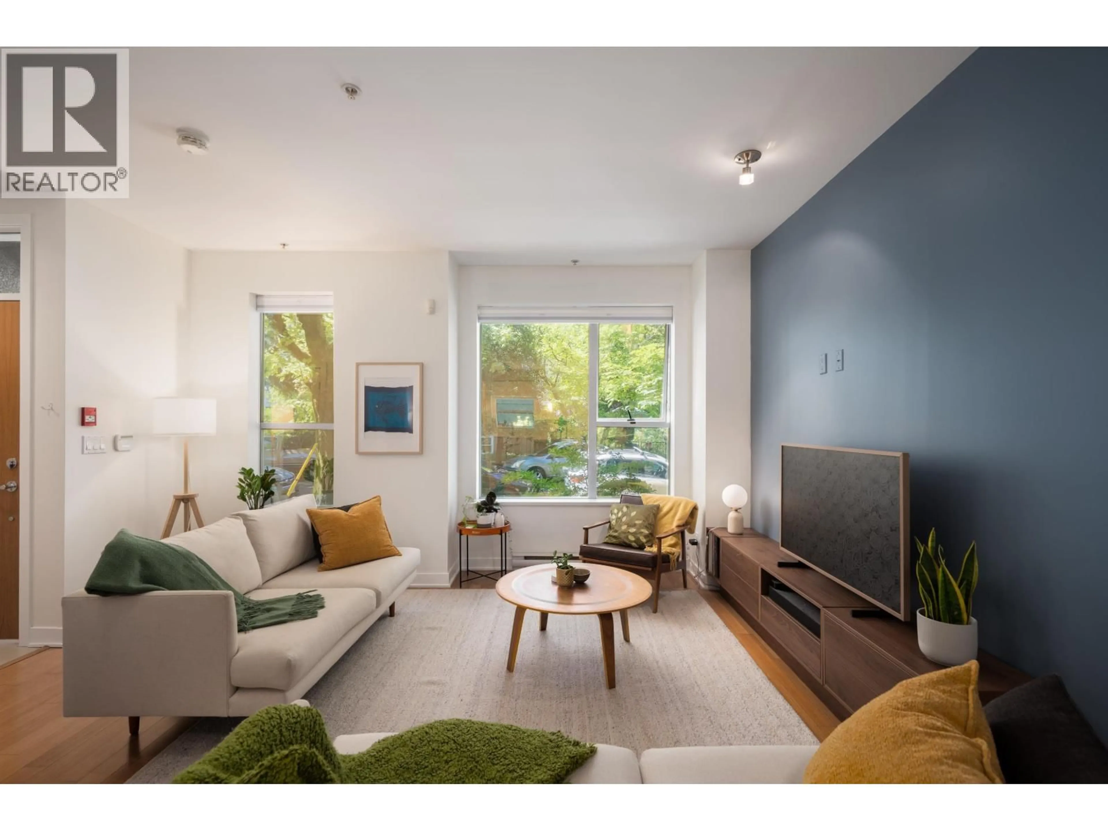 Living room with furniture, wood/laminate floor for 3088 QUEBEC STREET, Vancouver British Columbia V5T3B1