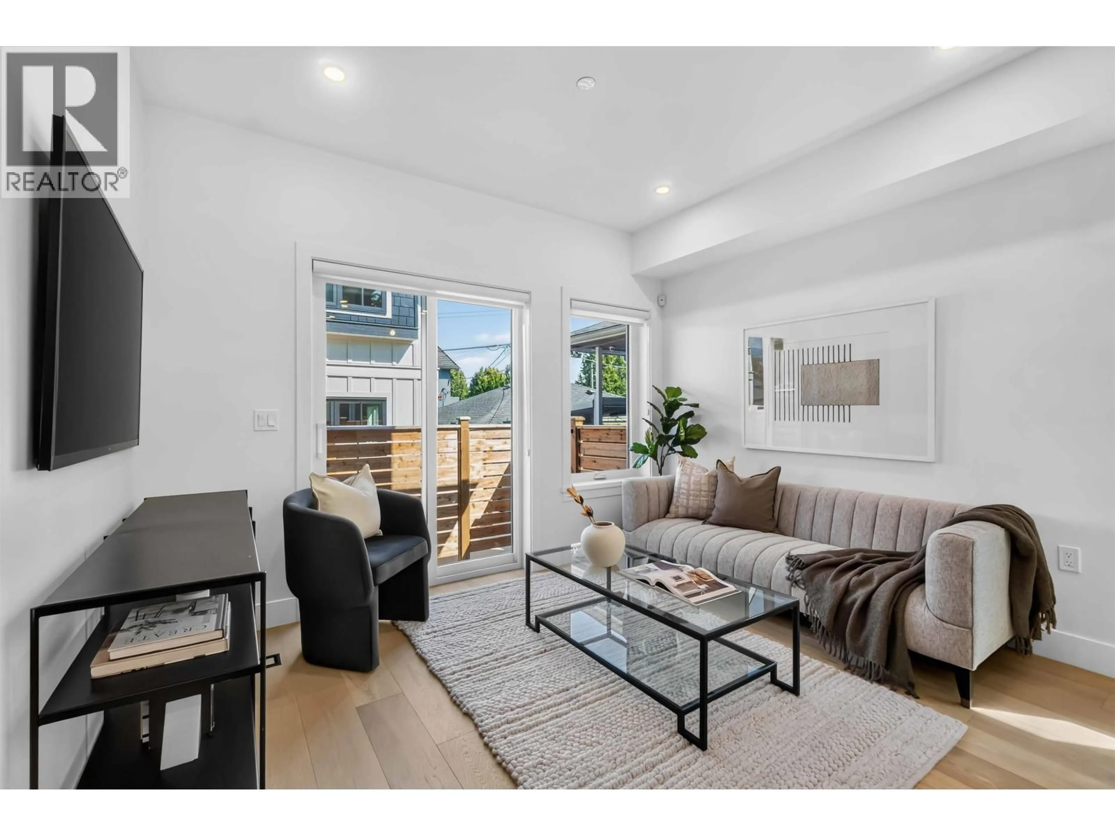 Living room with furniture, wood/laminate floor for 3 - 550 KASLO STREET, Vancouver British Columbia V5K3Z2