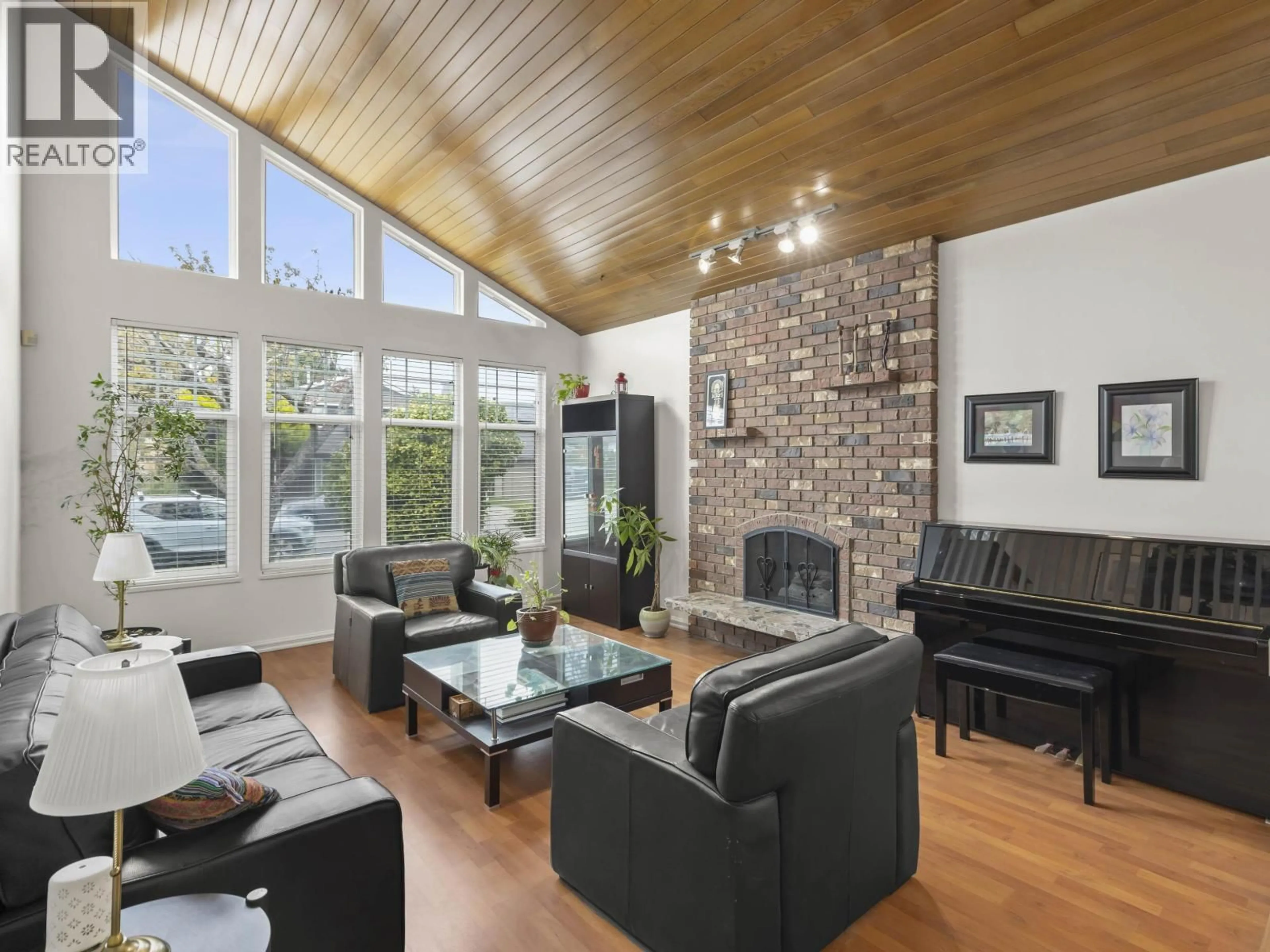 Living room with furniture, wood/laminate floor for 5120 HOLLYFIELD AVENUE, Richmond British Columbia V7E4T8