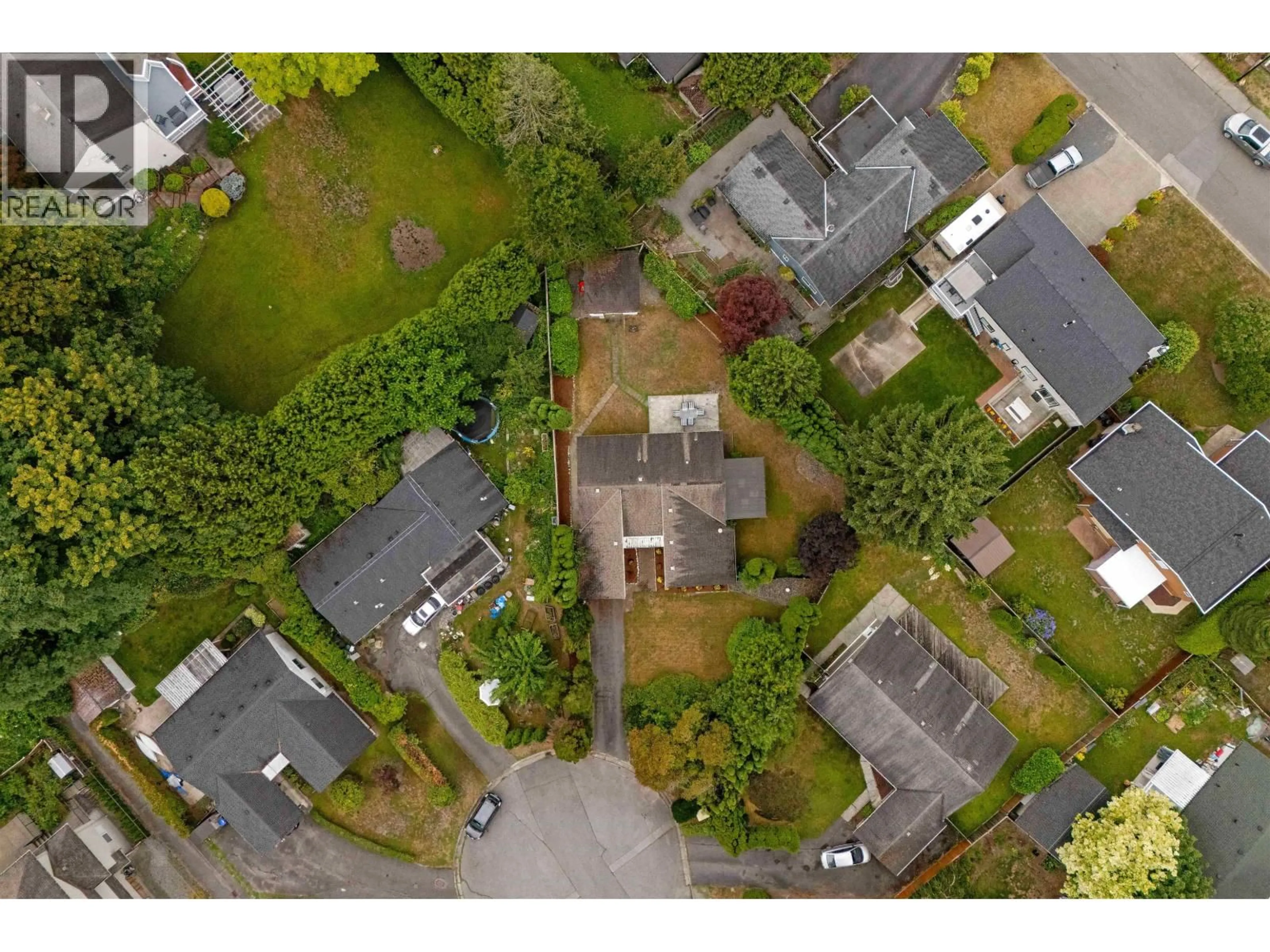 A pic from outside/outdoor area/front of a property/back of a property/a pic from drone, street for 21513 SPRING AVENUE, Maple Ridge British Columbia V4R2K8